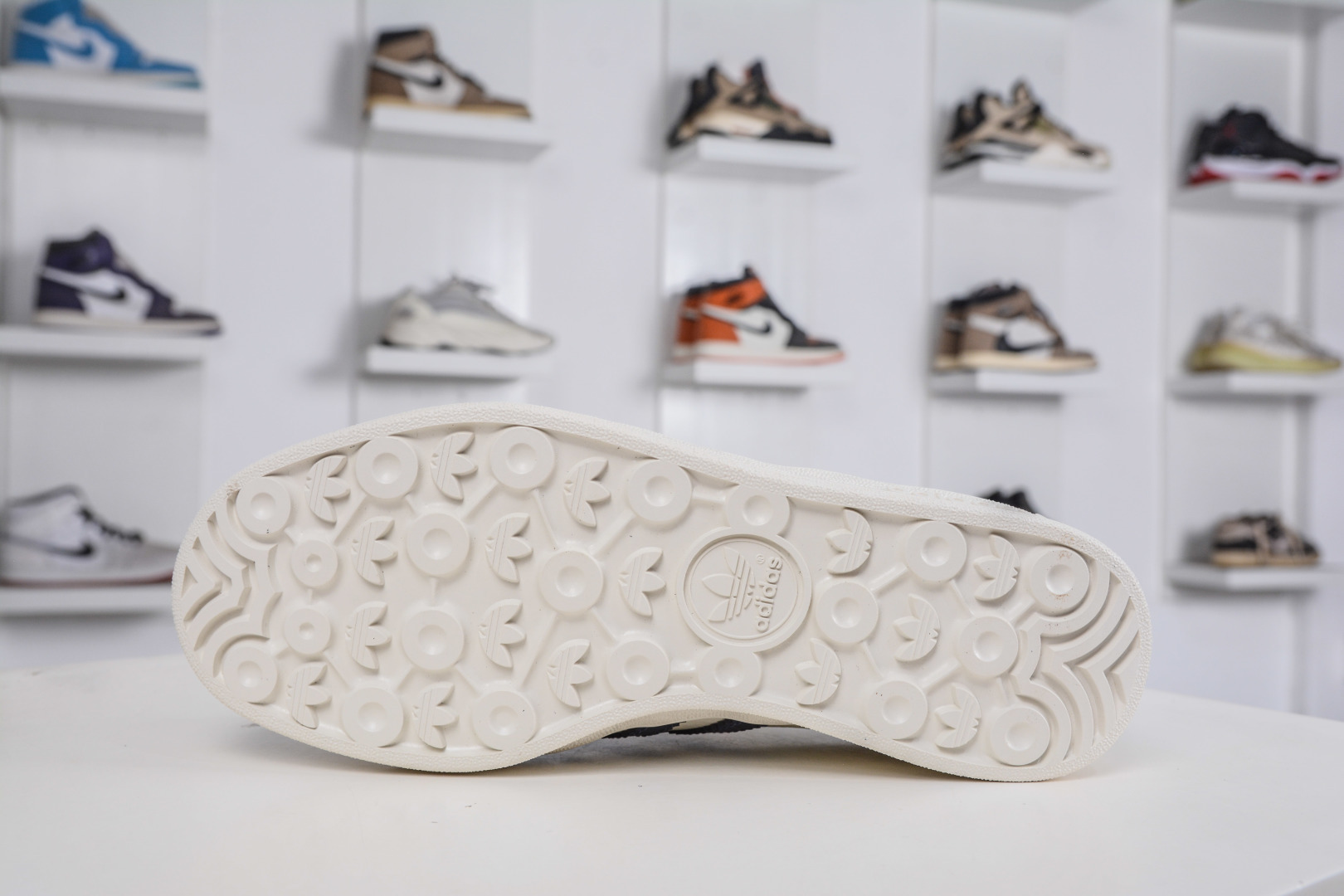 160 adidoriginals GAZELLE INDOOR 此款鞋延续了橡胶外底和经典款式的传统 DD6611