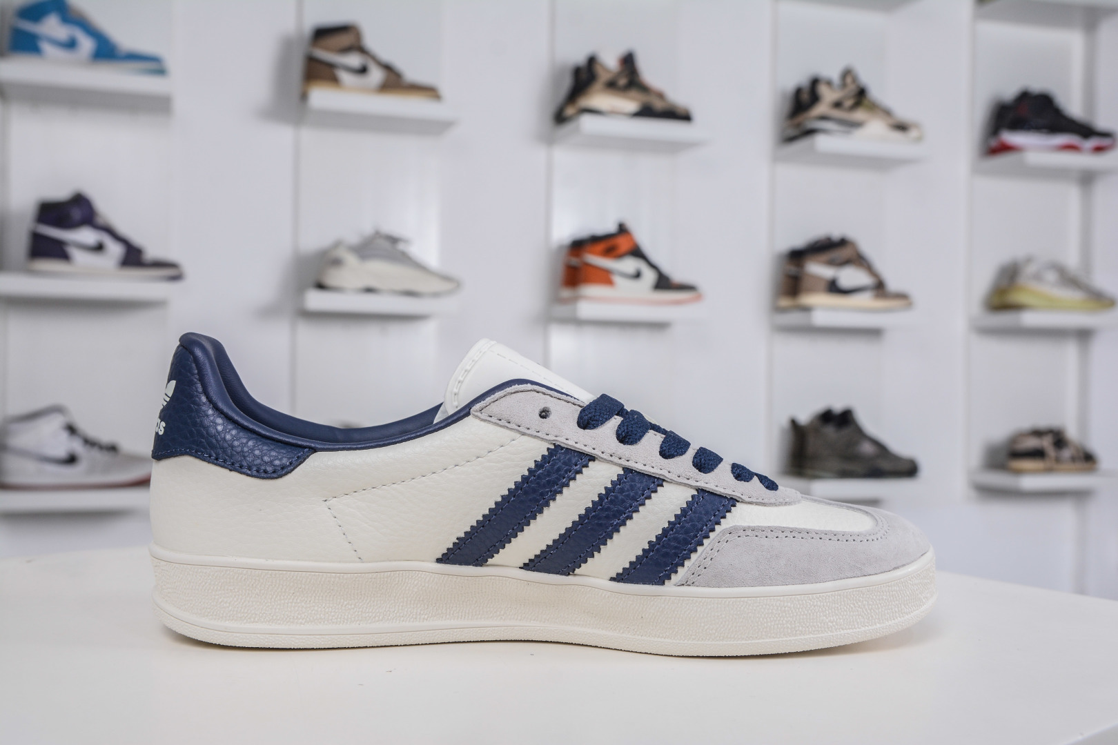 160 adidoriginals GAZELLE INDOOR 此款鞋延续了橡胶外底和经典款式的传统 DD6611