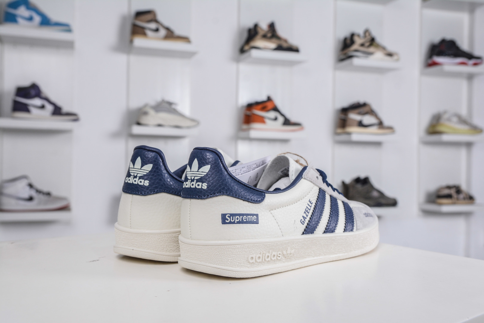 160 adidoriginals GAZELLE INDOOR 此款鞋延续了橡胶外底和经典款式的传统 DD6611