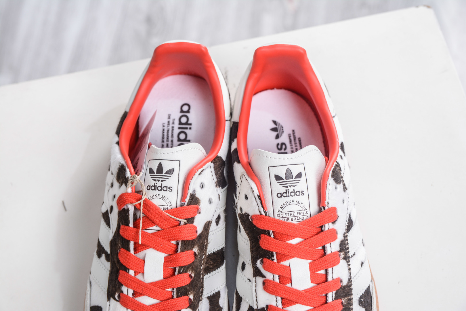 180 adidoriginals SAMBA 此款鞋延续了橡胶外底和经典款式的传统 KI6956