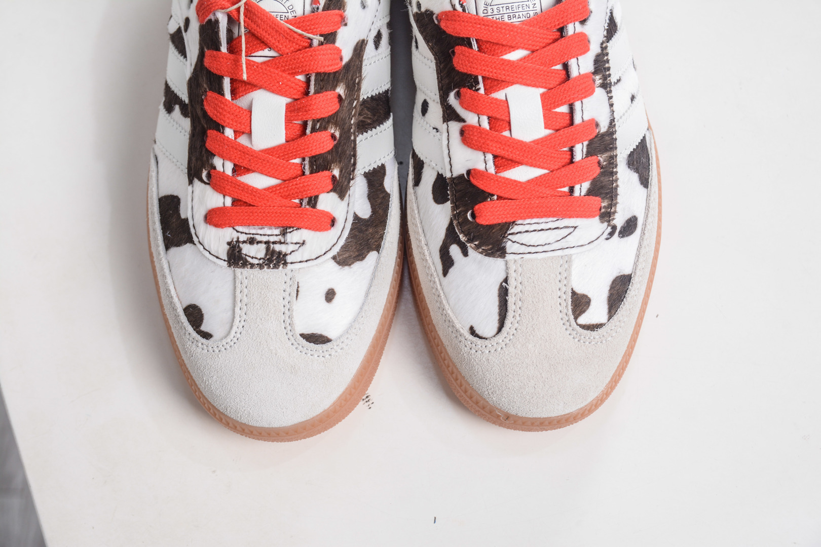 180 adidoriginals SAMBA 此款鞋延续了橡胶外底和经典款式的传统 KI6956