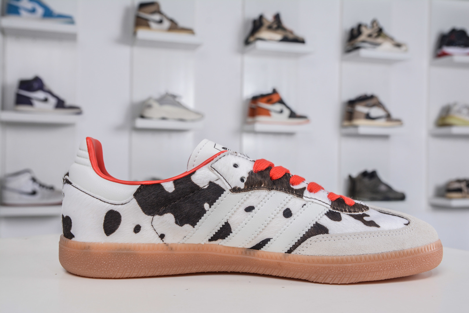 180 adidoriginals SAMBA 此款鞋延续了橡胶外底和经典款式的传统 KI6956