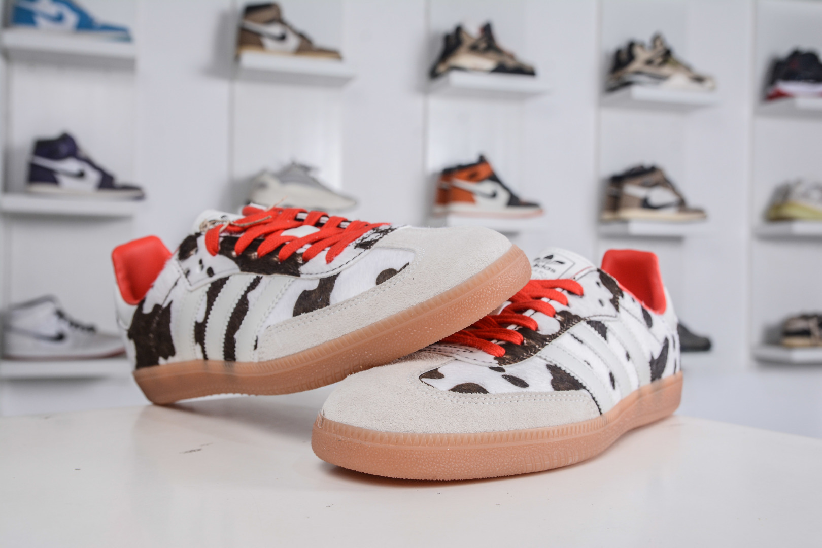 180 adidoriginals SAMBA 此款鞋延续了橡胶外底和经典款式的传统 KI6956