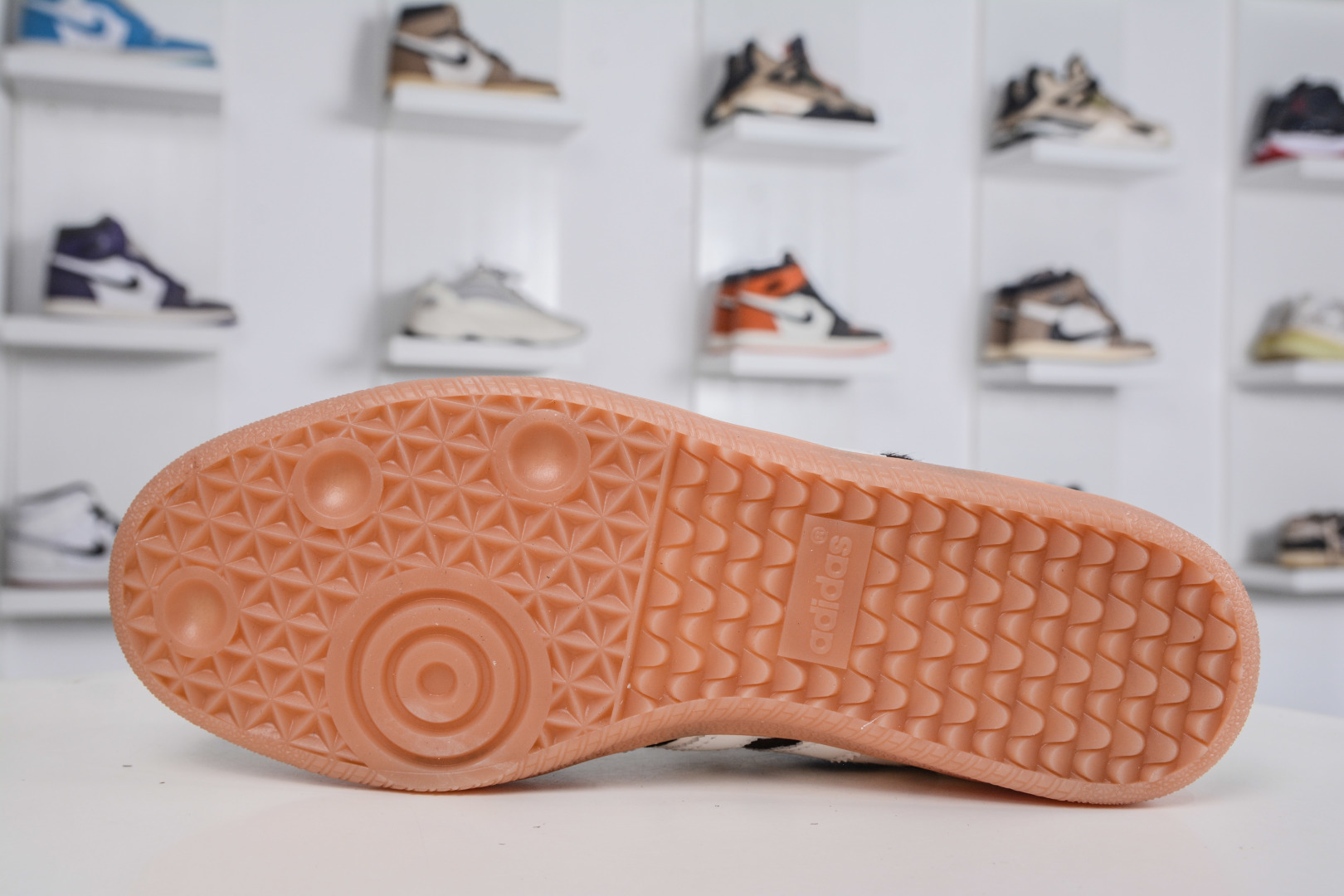 180 adidoriginals SAMBA 此款鞋延续了橡胶外底和经典款式的传统 KI6956