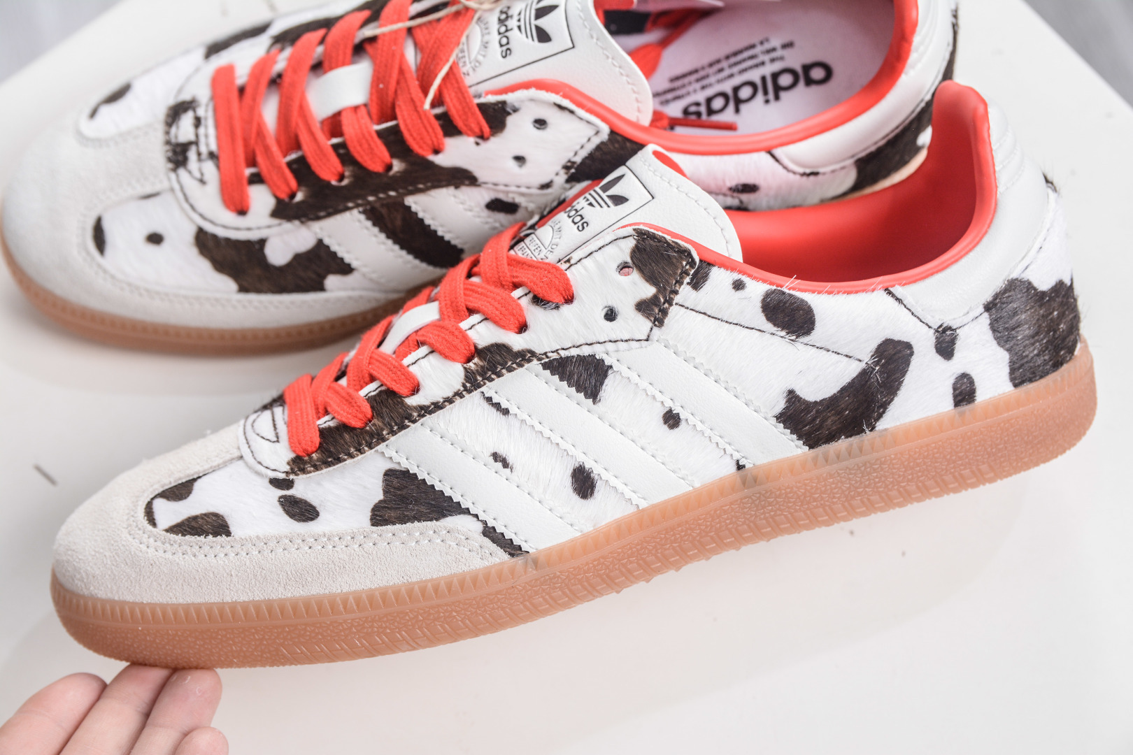 180 adidoriginals SAMBA 此款鞋延续了橡胶外底和经典款式的传统 KI6956