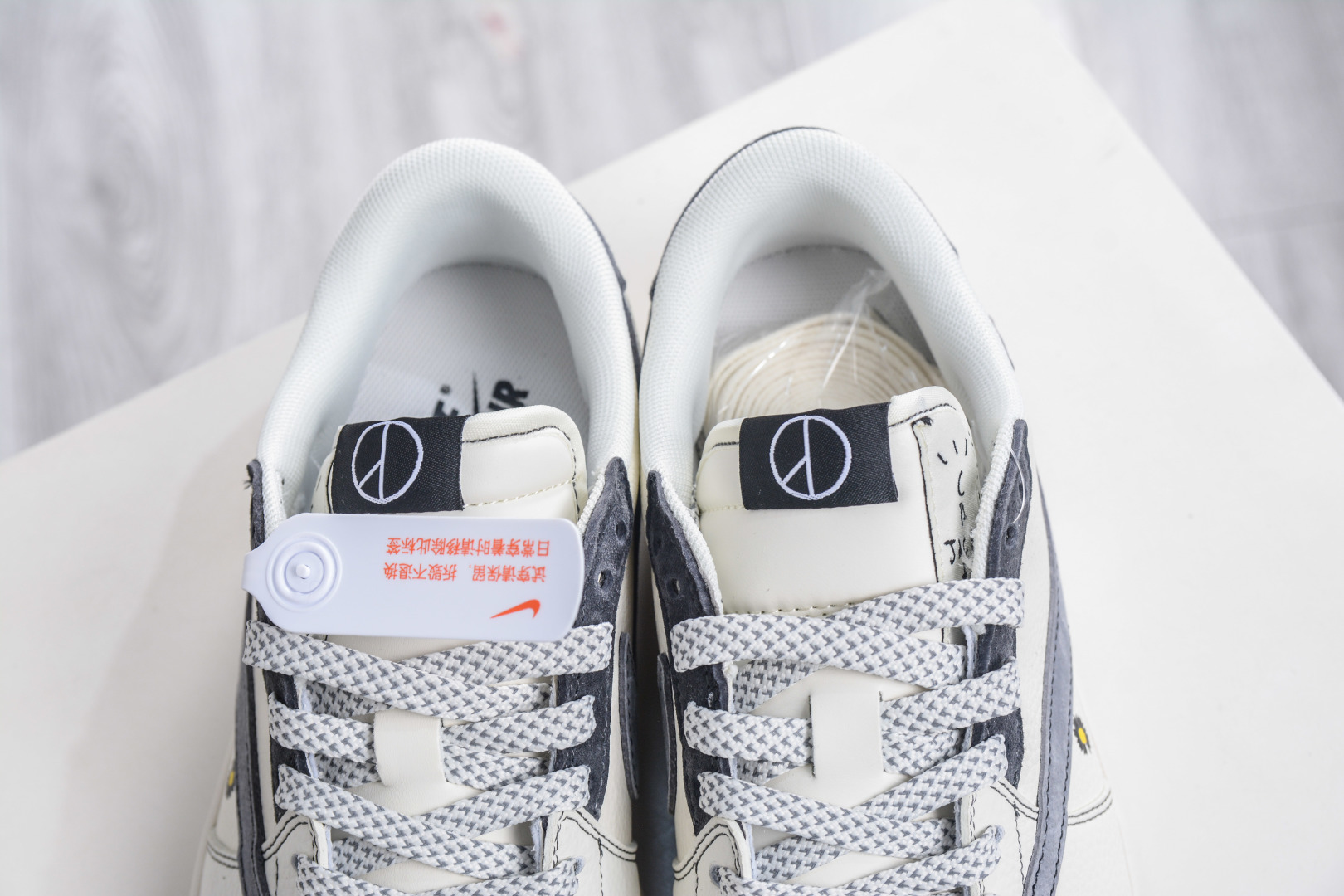 270 TS x Air Jordan x Peaceminusone AJ1 Low 倒钩低帮联名小雏菊-米白灰 QW5088-208