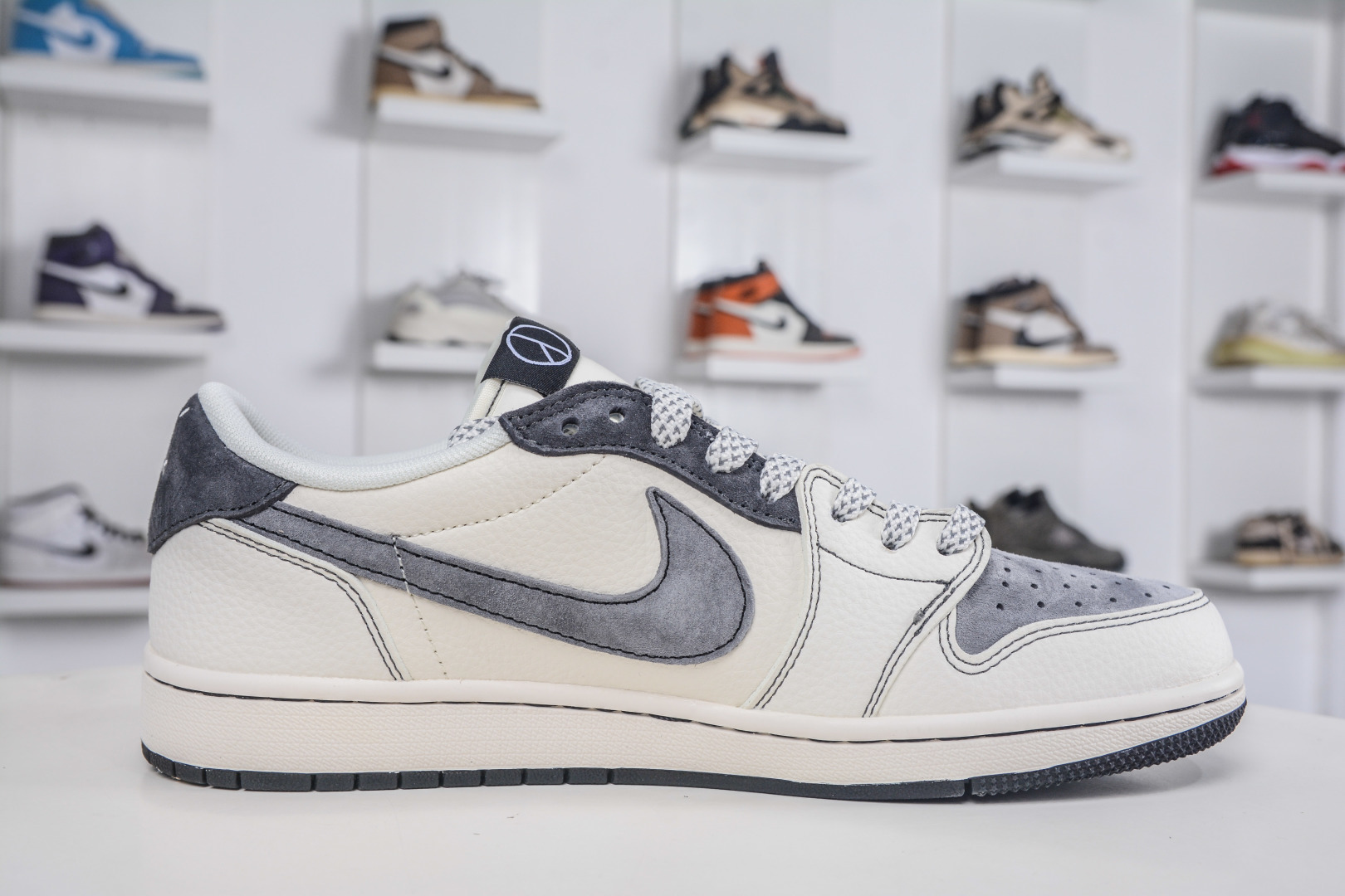 270 TS x Air Jordan x Peaceminusone AJ1 Low 倒钩低帮联名小雏菊-米白灰 QW5088-208