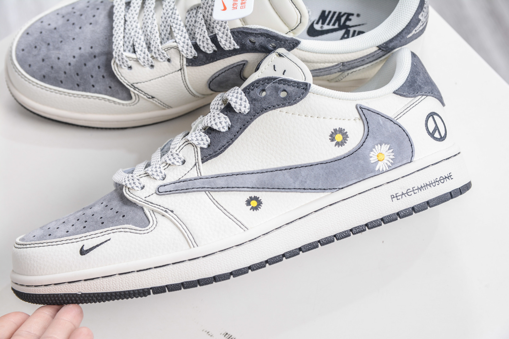 270 TS x Air Jordan x Peaceminusone AJ1 Low 倒钩低帮联名小雏菊-米白灰 QW5088-208