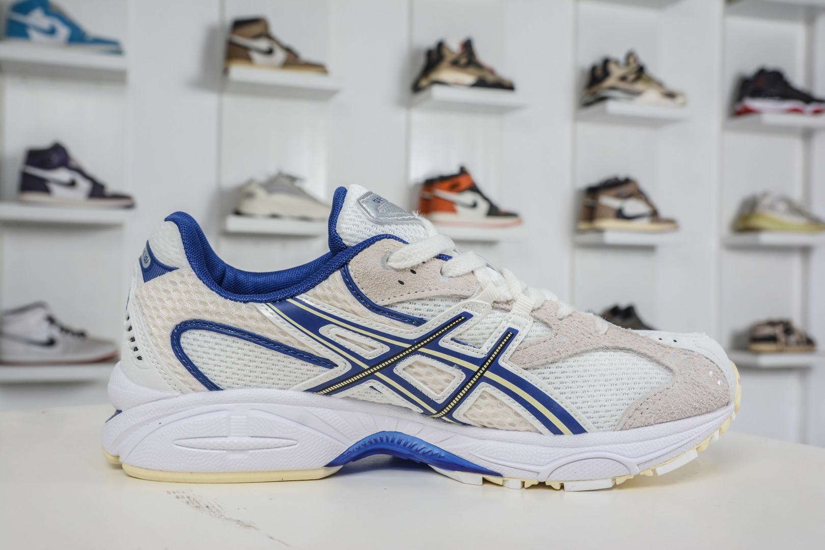 200 ASICS Gel-Nimbus 10.1 亚瑟士雨云10.1代系列轻量缓震休闲运动跑步鞋 1203A875-250