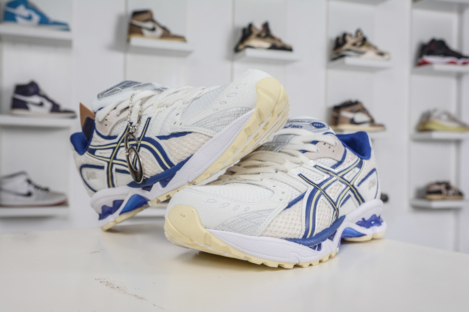 200 ASICS Gel-Nimbus 10.1 亚瑟士雨云10.1代系列轻量缓震休闲运动跑步鞋 1203A875-250