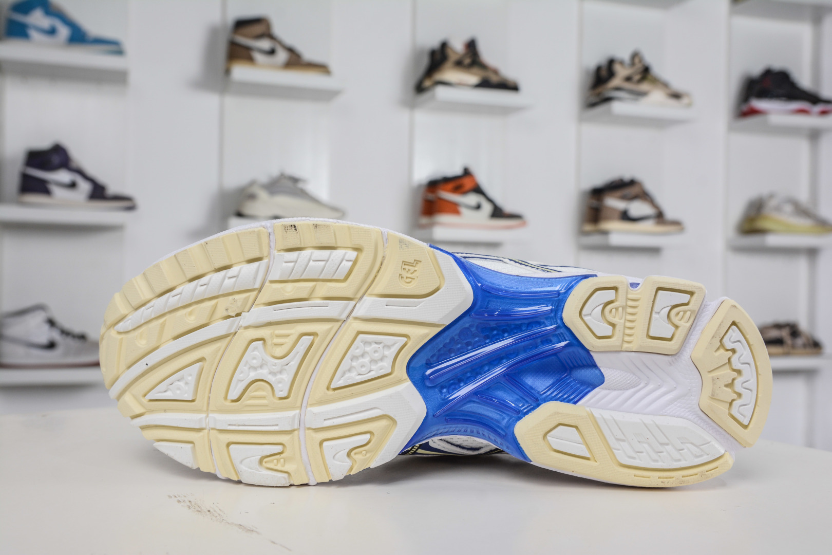 200 ASICS Gel-Nimbus 10.1 亚瑟士雨云10.1代系列轻量缓震休闲运动跑步鞋 1203A875-250