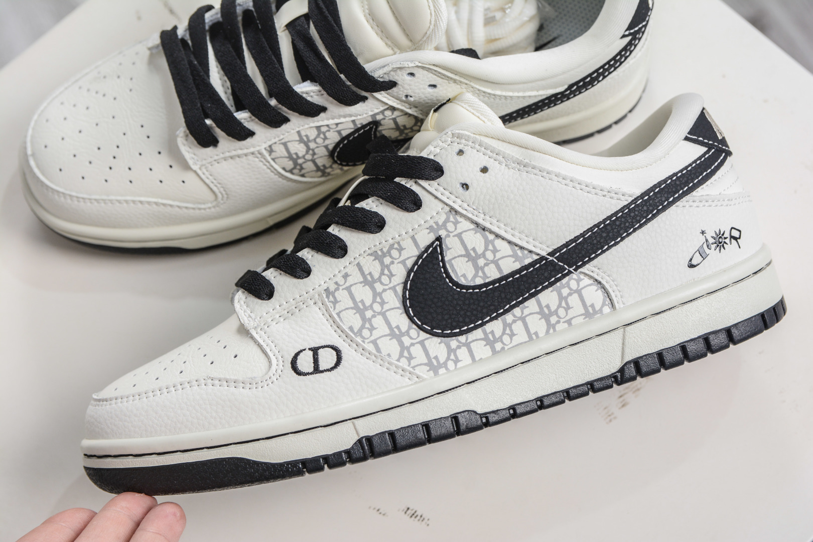 270 Nike SB Dunk Low x DIOR 迪奥联名-白黑 YF9511-924