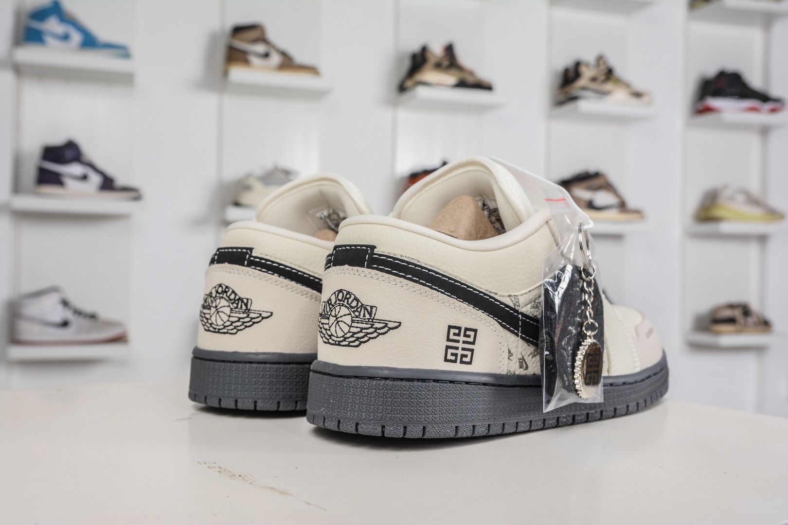 270 Air Jordan 1 Retro Low x Givenchy 纪梵希联名-米白黑 QL1988-001