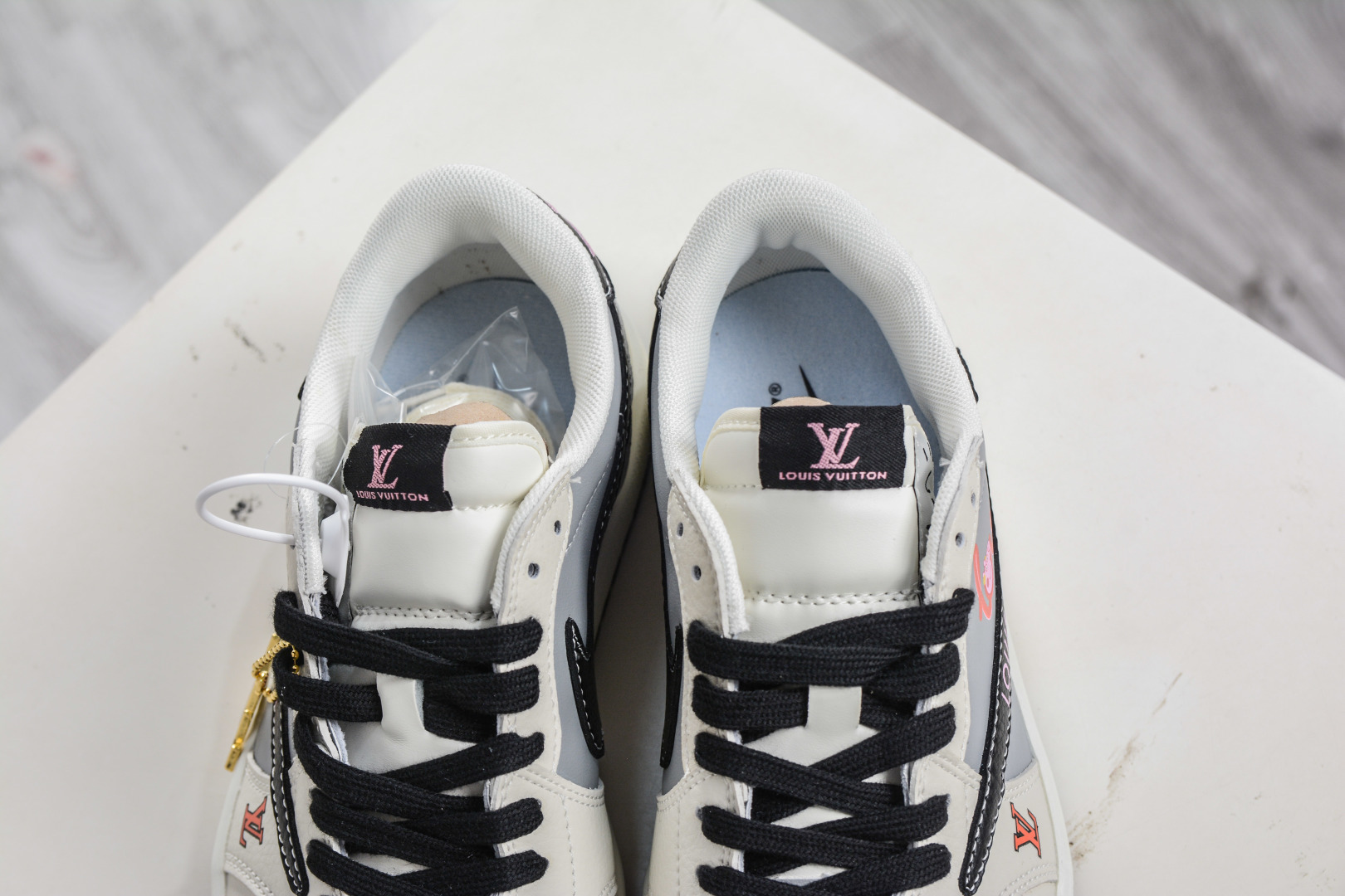 270 TS x Air Jordan x Louis VuittAJ1 Low 倒钩低帮LV联名-LOVE小猪佩奇 DZ2688-005