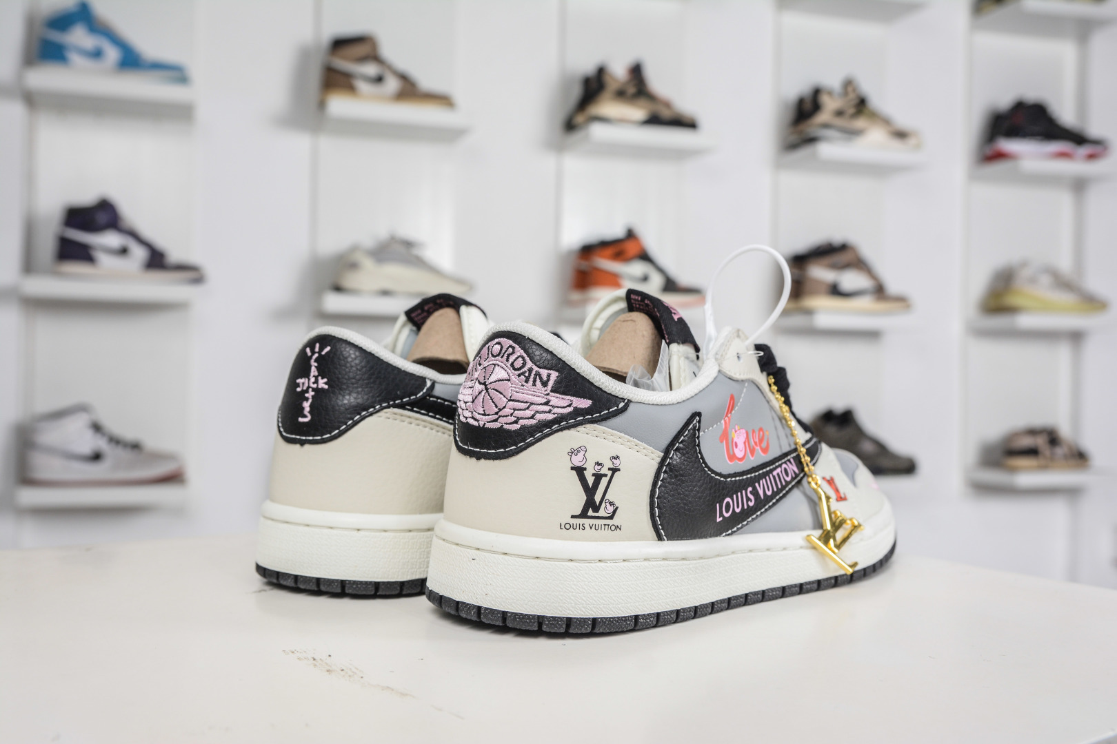 270 TS x Air Jordan x Louis VuittAJ1 Low 倒钩低帮LV联名-LOVE小猪佩奇 DZ2688-005