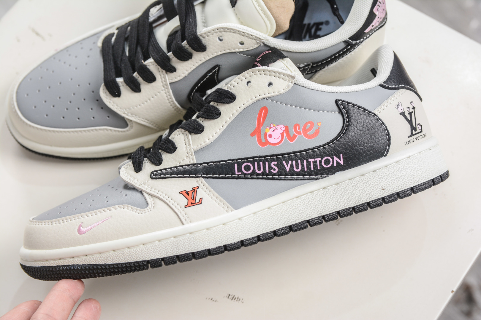 270 TS x Air Jordan x Louis VuittAJ1 Low 倒钩低帮LV联名-LOVE小猪佩奇 DZ2688-005