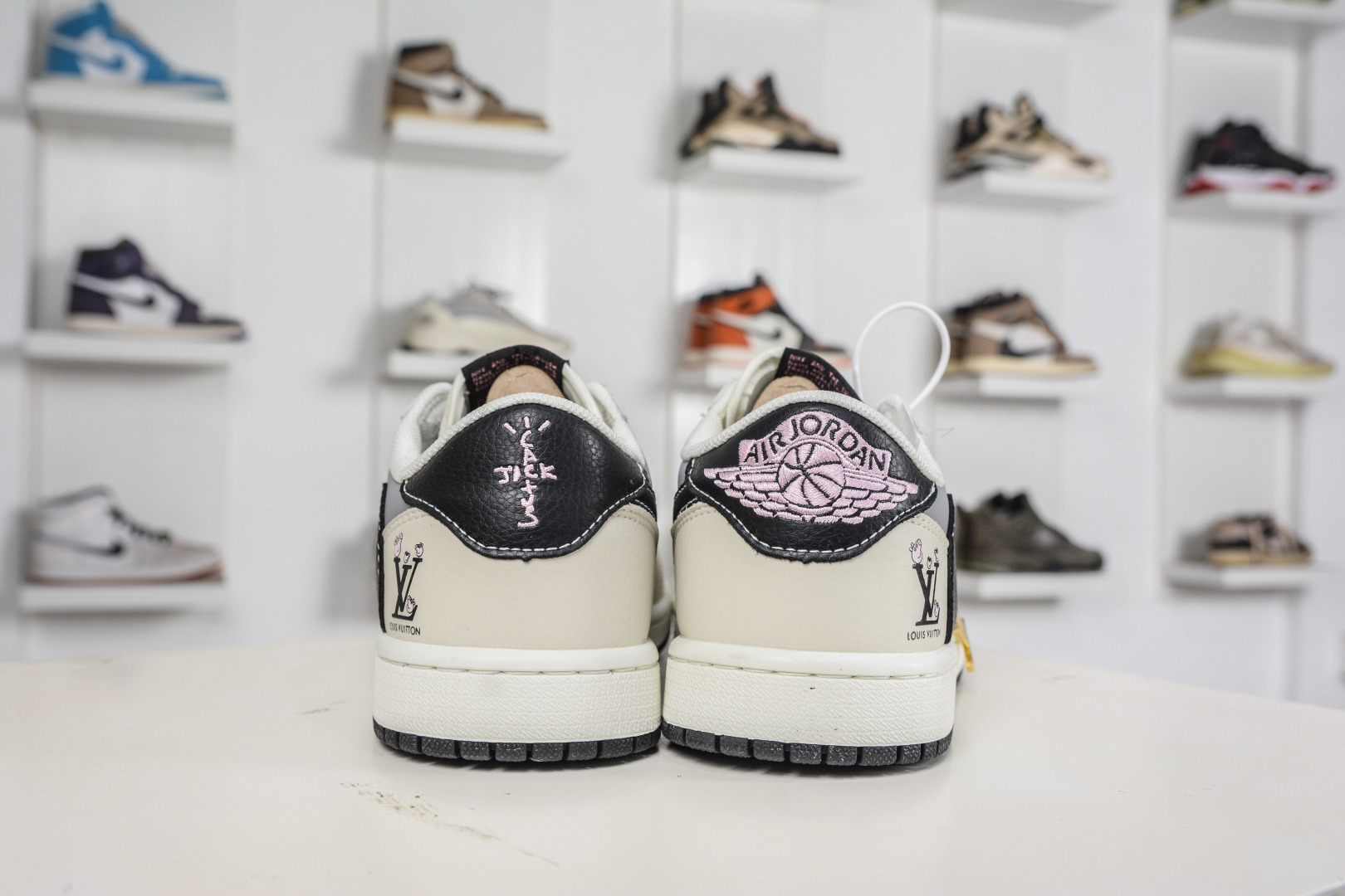 270 TS x Air Jordan x Louis VuittAJ1 Low 倒钩低帮LV联名-LOVE小猪佩奇 DZ2688-005