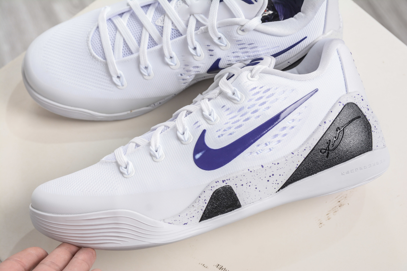 320 灭世/Max Nike Kobe 9 Low EM Think Pink PE 科比九代舒适减震防滑低帮篮球鞋 白紫色 IH1401-100