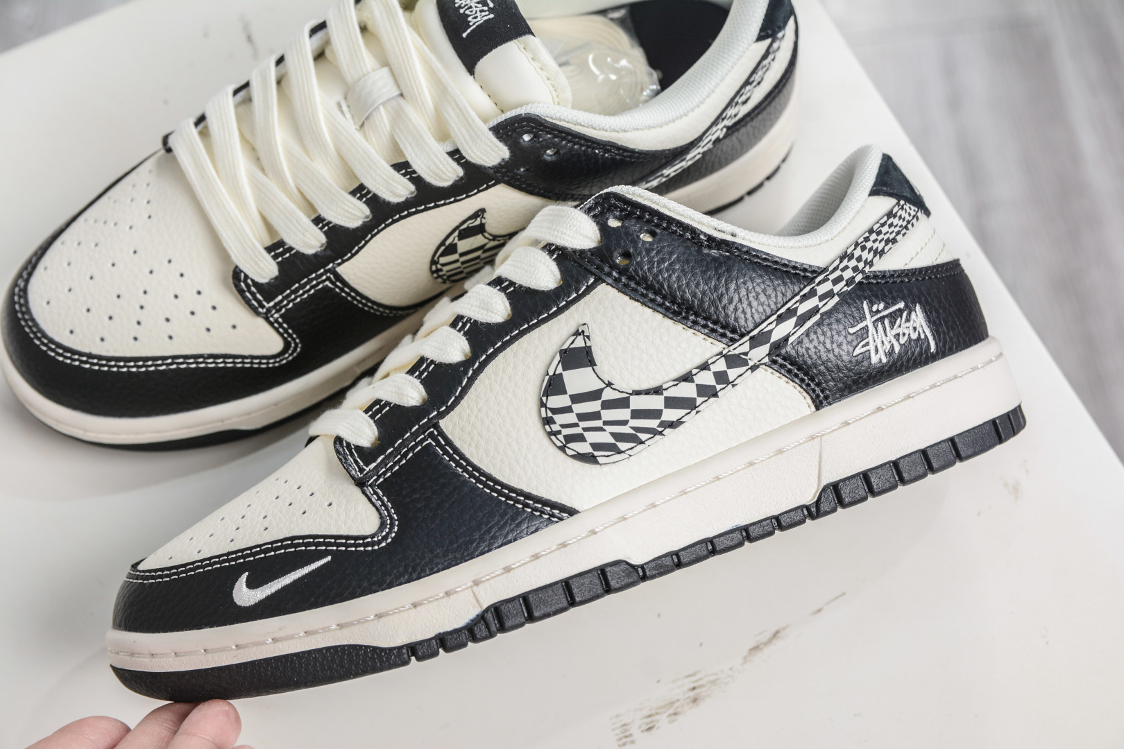 Nike SB Dunk Low X Stussy 斯图西联名-黑白棋盘格钩 QW5836-029-Top High Quatity Cheap Sneakers Fashion Clothing Clothes Bags handbags Shoes of all Brand wholesale With The best Quality And Beautiful Price from China Factory Chinese suppliers wholesaler seller Nike SB Dunk Low X Stussy 斯图西联名-黑白棋盘格钩 QW5836-029