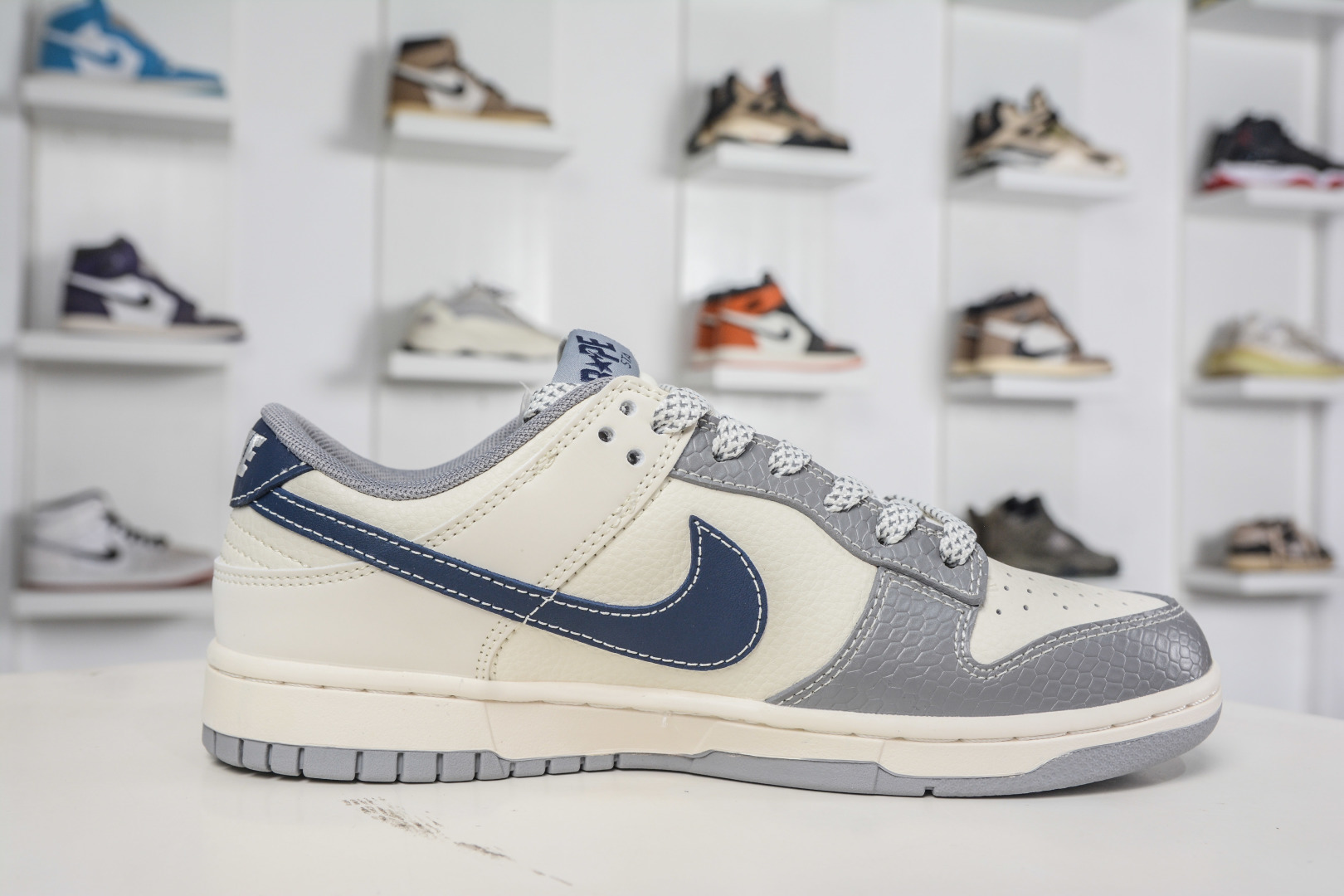 270 Nike SB Dunk Low x BAPE 猿人头联名-米灰黑 JP1628-036