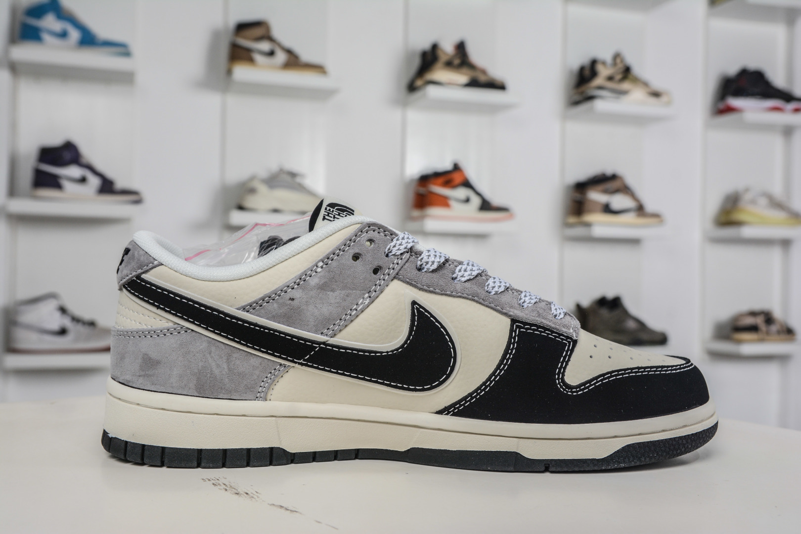 270 Nike SB Dunk Low x The North Face 北面联名-米黑灰猪八革 DN3168-010-Chinese UA Cheap High Quatity Brand Clothes Bags handbags Sneakers wholesale wholesaler seller from China Factory suppliers Fashion Clothing Shoes best Quality Beautiful Price 270 Nike SB Dunk Low x The North Face 北面联名-米黑灰猪八革 DN3168-010