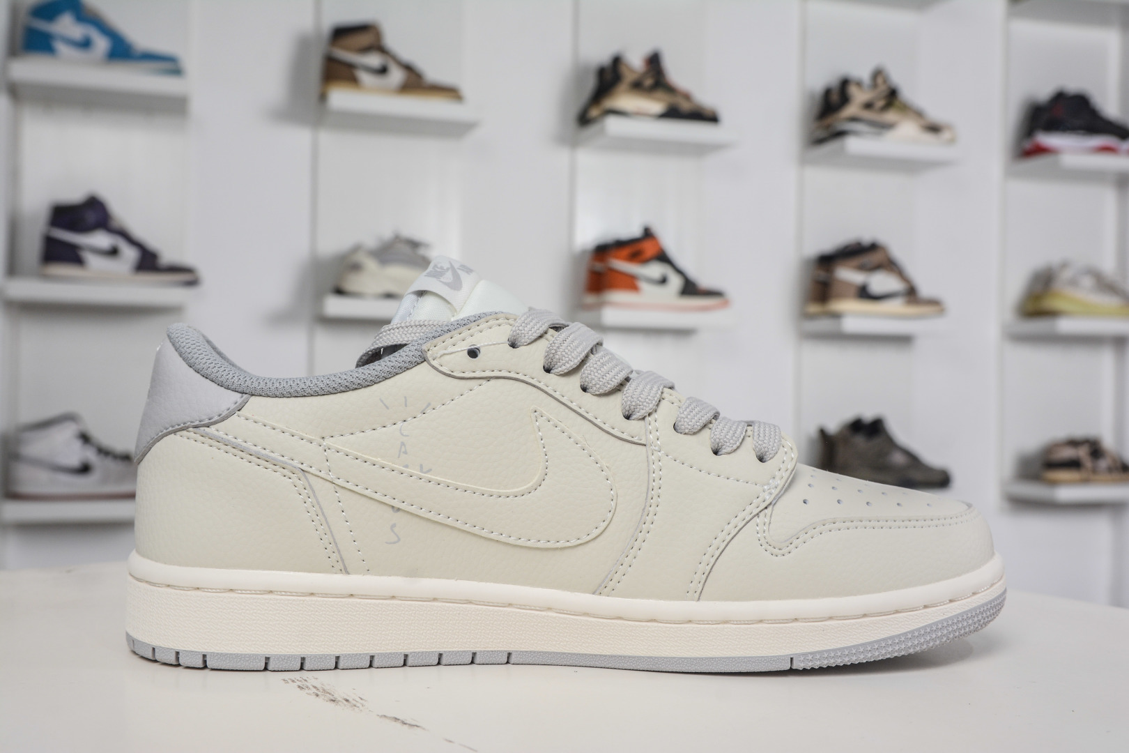 270 TS x Air Jordan x Fragment Design AJ1 Low 倒钩低帮联名藤原浩闪电-灰白 LK1099-062-Chinese UA Cheap High Quatity Brand Clothes Bags handbags Sneakers wholesale wholesaler seller from China Factory suppliers Fashion Clothing Shoes best Quality Beautiful Price 270 TS x Air Jordan x Fragment Design AJ1 Low 倒钩低帮联名藤原浩闪电-灰白 LK1099-062