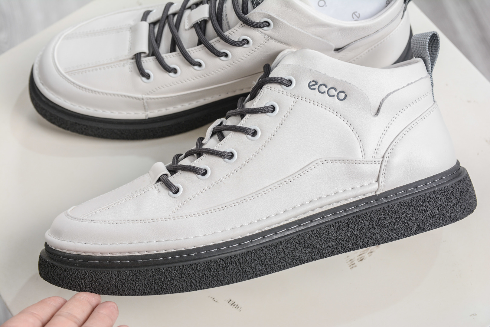 320 Ecco/爱步 城市休闲系列 百搭潮酷中高帮休闲舒适板鞋 966358-010