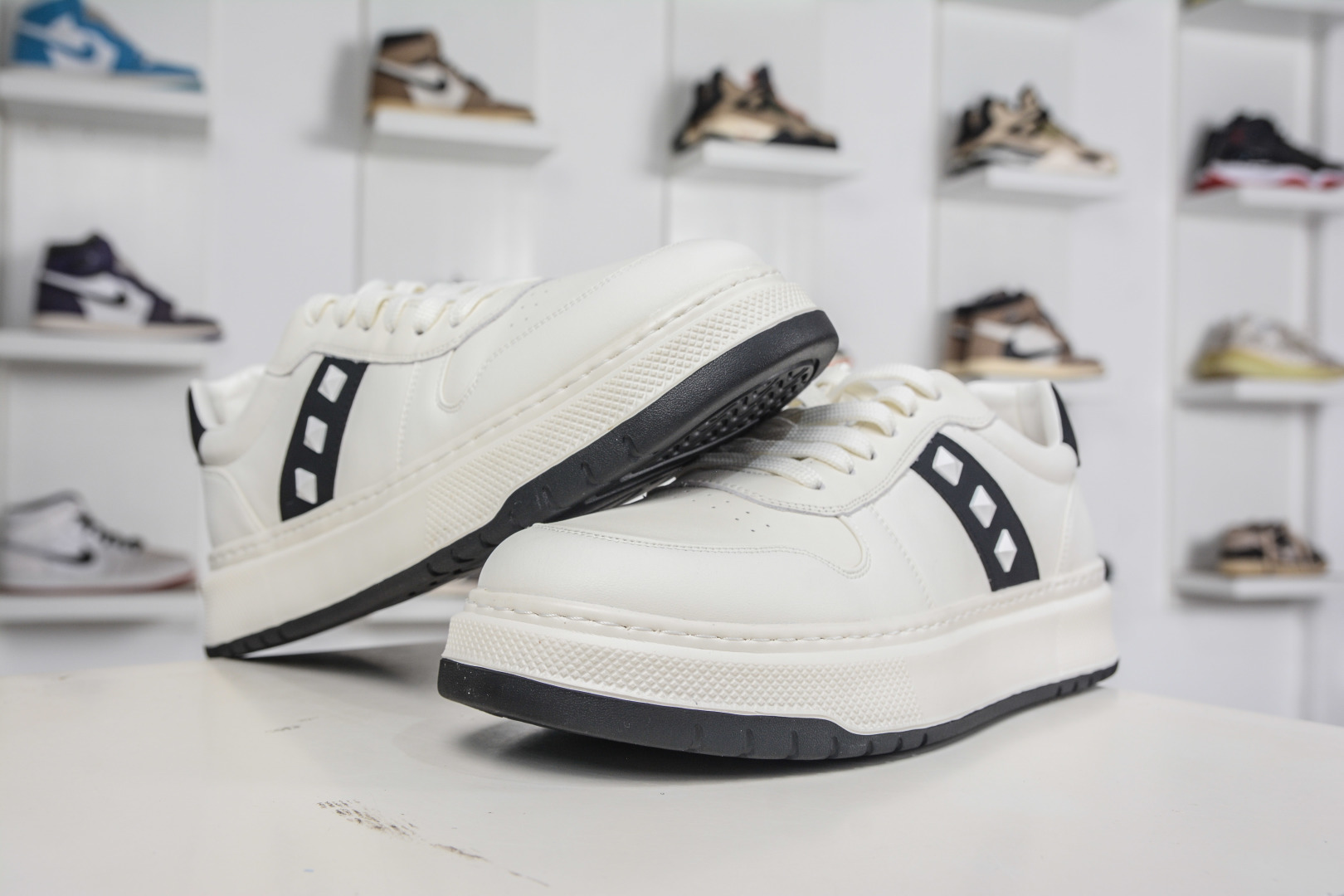 260 双十二福利继续炸 Valentino/华伦天奴 Rockstud untitled 经典百搭厚底休闲铆钉小白鞋