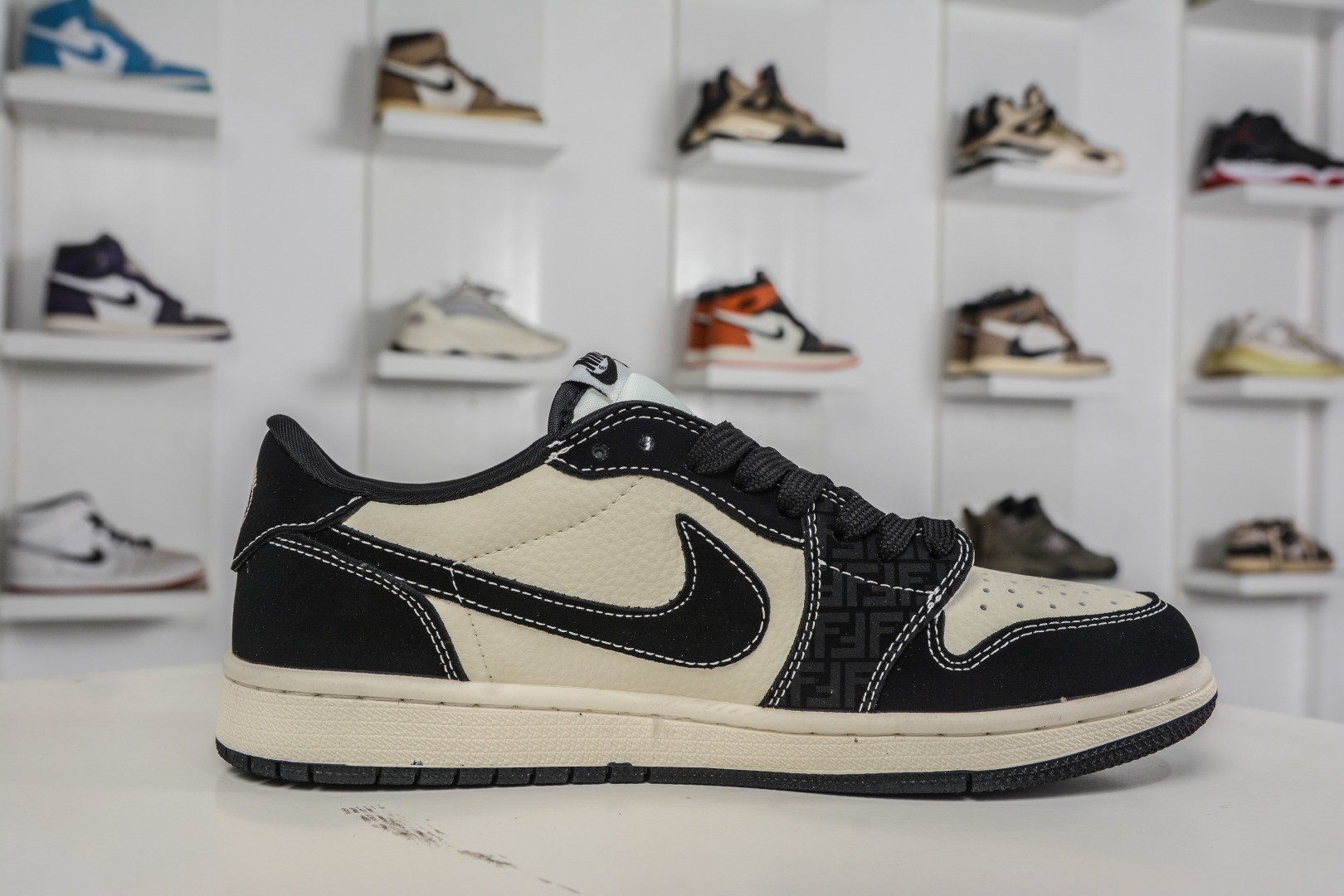 270 TS x Air Jordan x Fendi AJ1 Low 倒钩低帮芬迪联名-米白黑 DD7866-110-Chinese UA Cheap High Quatity Brand Clothes Bags handbags Sneakers wholesale wholesaler seller from China Factory suppliers Fashion Clothing Shoes best Quality Beautiful Price 270 TS x Air Jordan x Fendi AJ1 Low 倒钩低帮芬迪联名-米白黑 DD7866-110