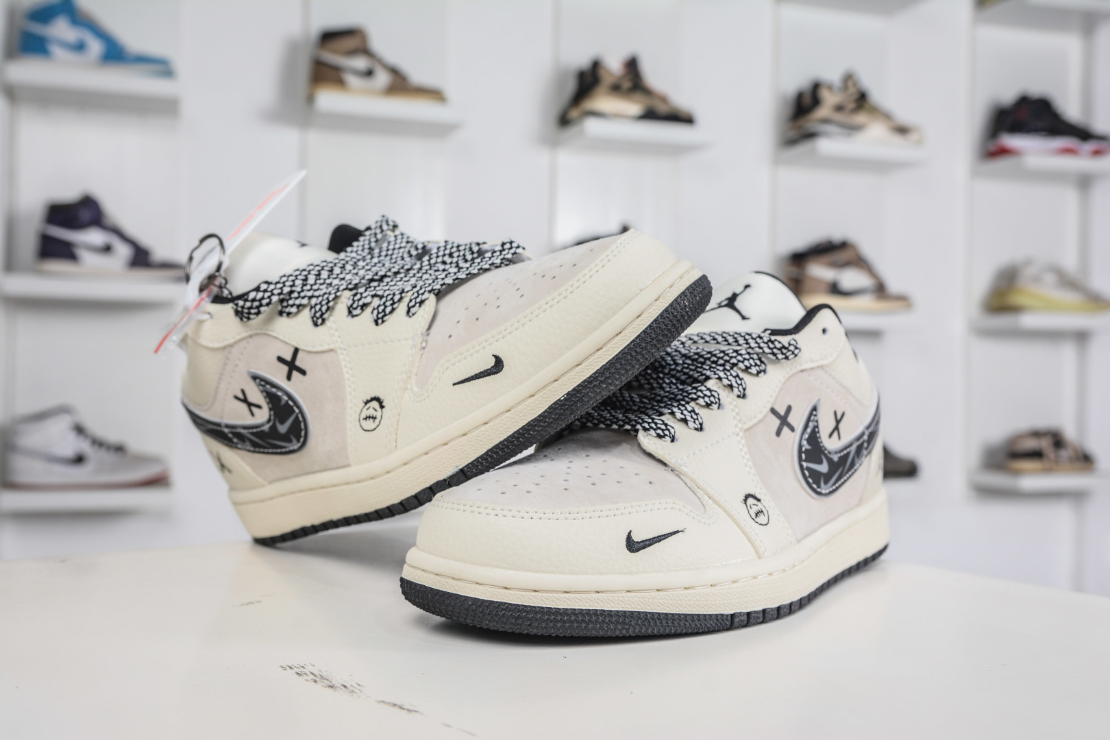 270 Kaws x Air Jordan 1 Low KAWS联名-米灰黑 LR8888-019