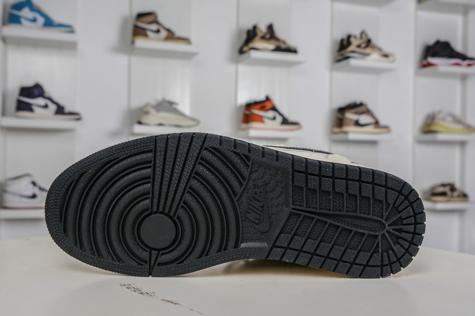 270 Kaws x Air Jordan 1 Low KAWS联名-米灰黑 LR8888-019