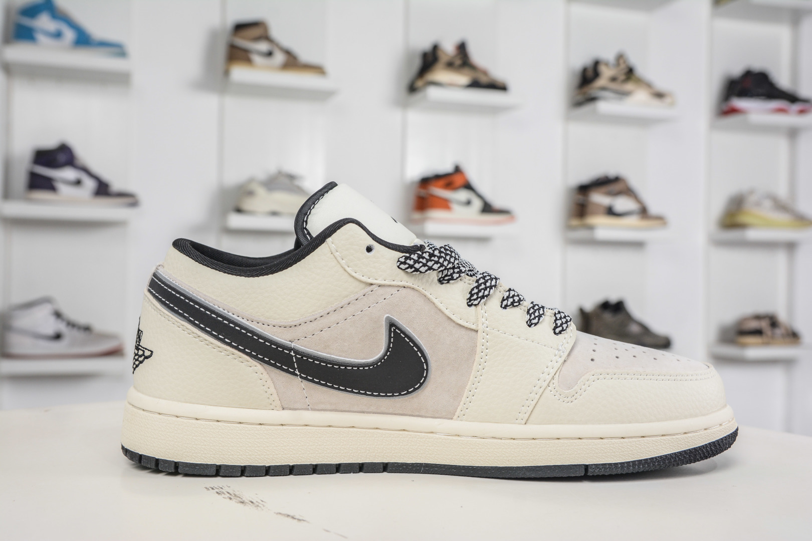 270 Kaws x Air Jordan 1 Low KAWS联名-米灰黑 LR8888-019