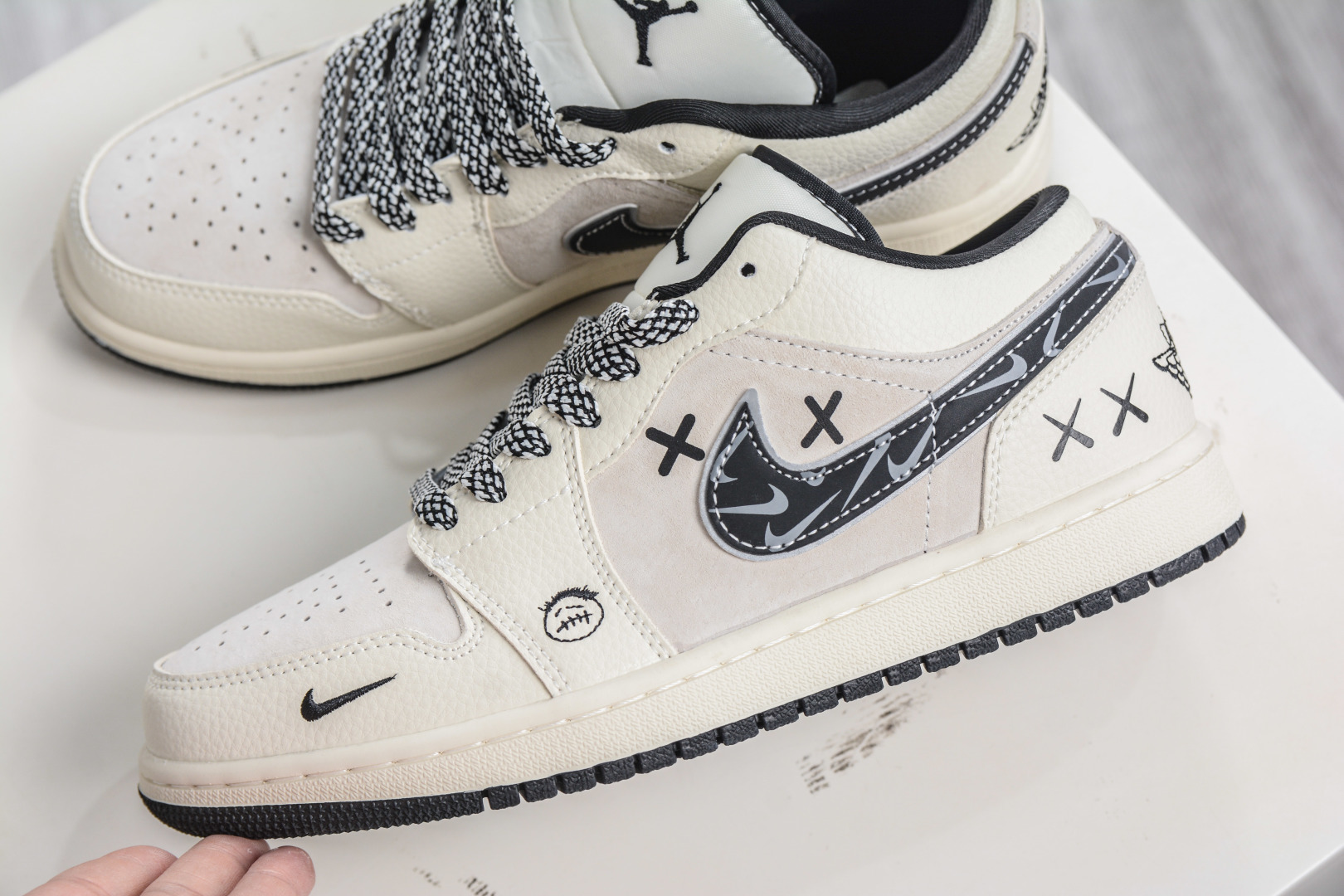 270 Kaws x Air Jordan 1 Low KAWS联名-米灰黑 LR8888-019