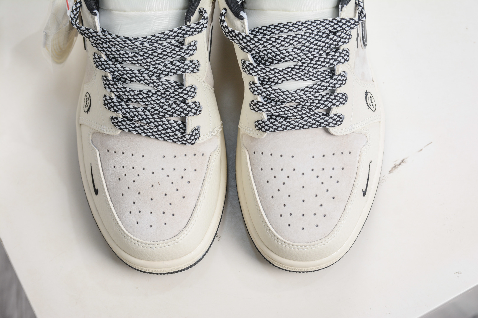 270 Kaws x Air Jordan 1 Low KAWS联名-米灰黑 LR8888-019