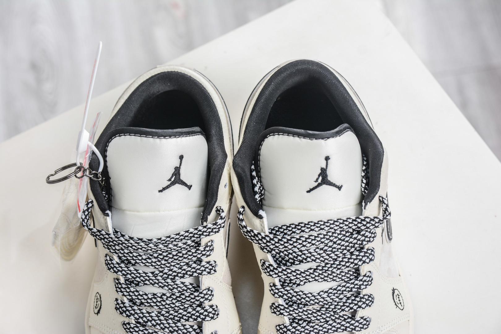 270 Kaws x Air Jordan 1 Low KAWS联名-米灰黑 LR8888-019