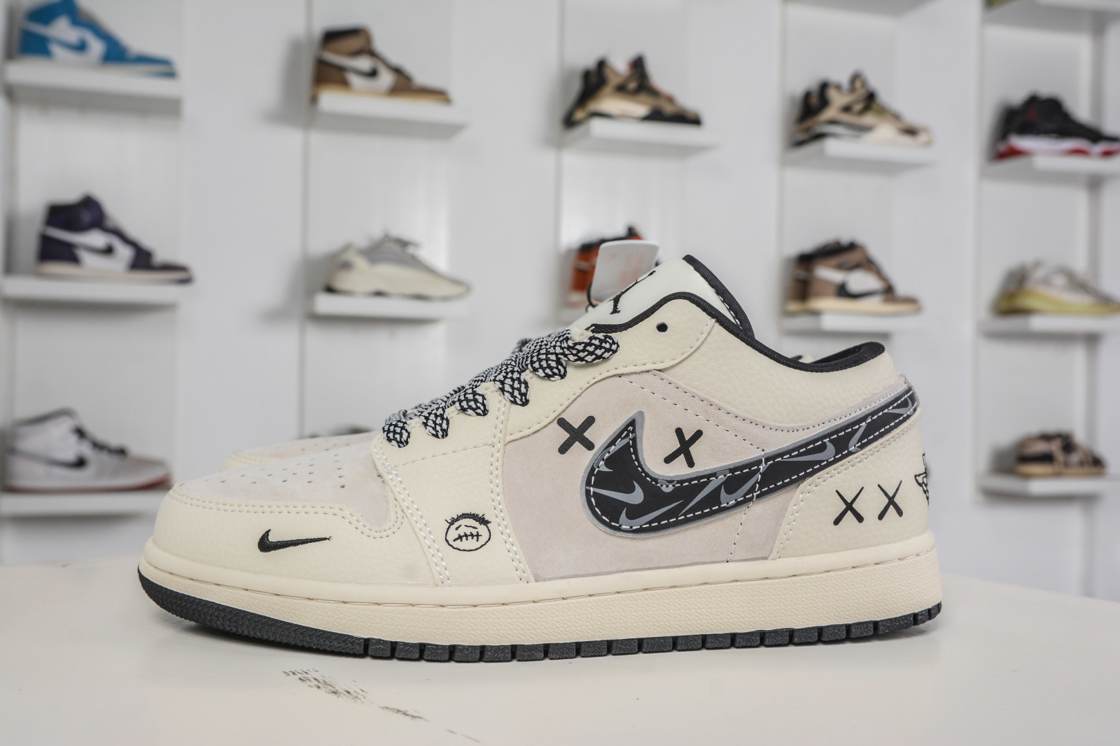 270 Kaws x Air Jordan 1 Low KAWS联名-米灰黑 LR8888-019