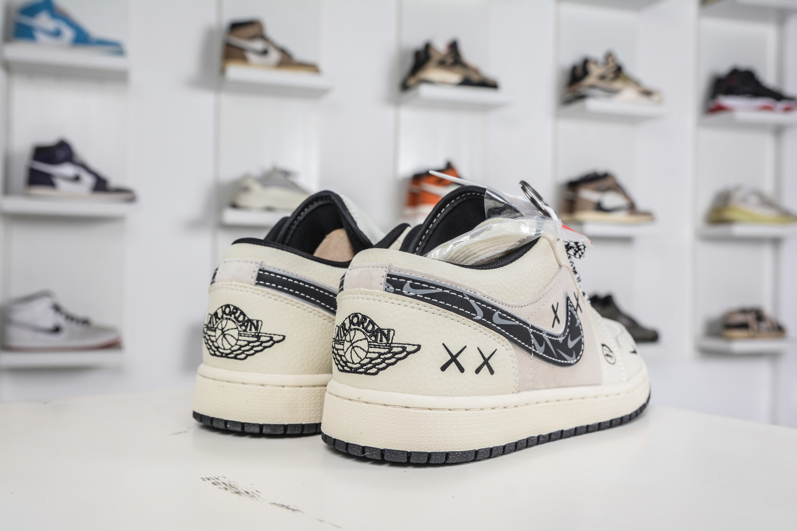 270 Kaws x Air Jordan 1 Low KAWS联名-米灰黑 LR8888-019