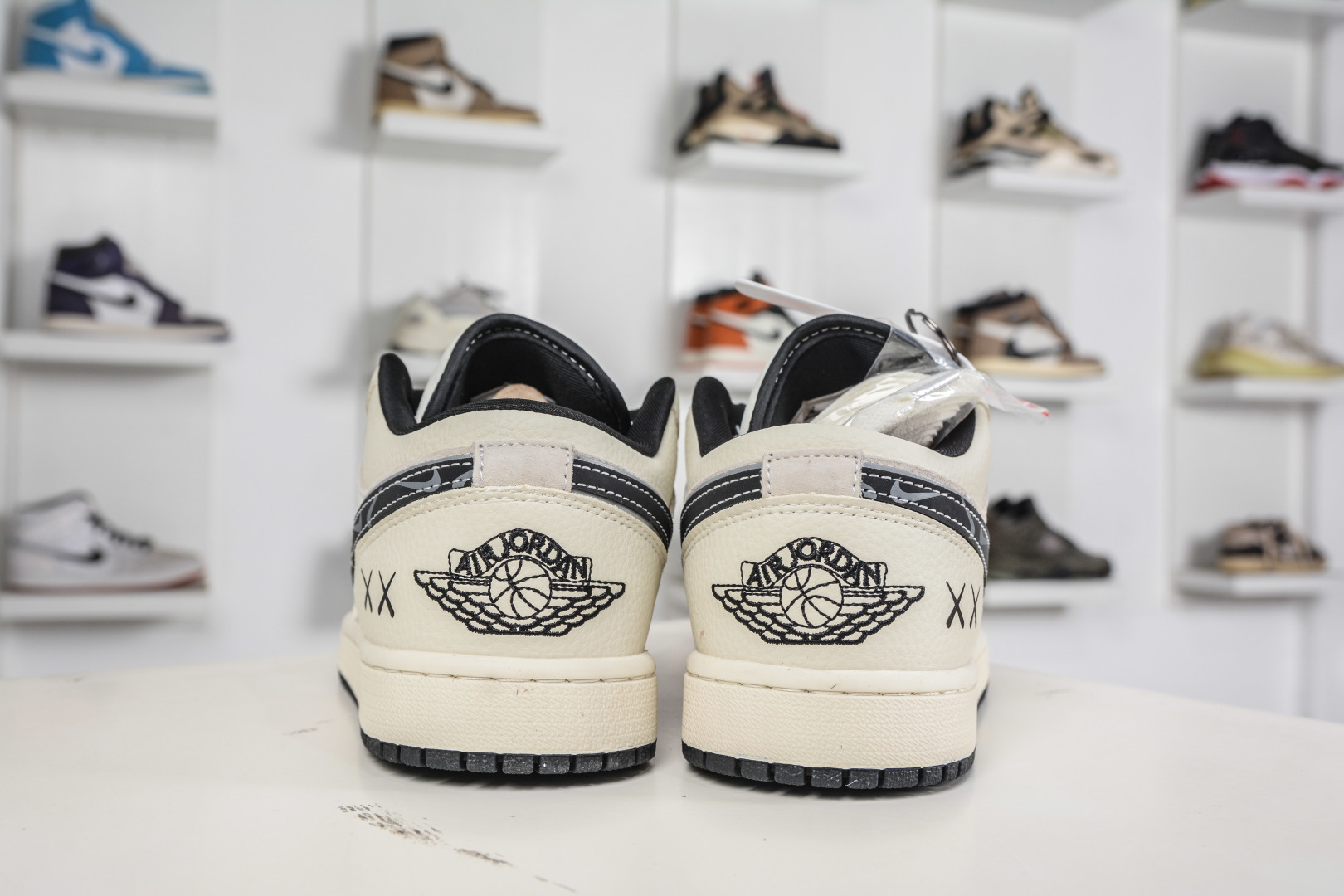 270 Kaws x Air Jordan 1 Low KAWS联名-米灰黑 LR8888-019