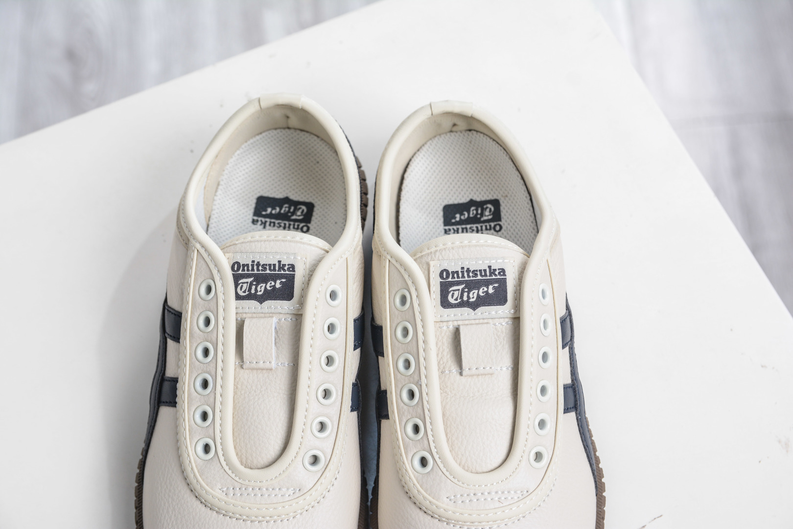 140 Onitsuka Tiger Tsunahiki Slip-on 鬼冢虎舒适百搭生活休闲鞋 1183C529-200-Chinese UA Cheap High Quatity Brand Clothes Bags handbags Sneakers wholesale wholesaler seller from China Factory suppliers Fashion Clothing Shoes best Quality Beautiful Price 140 Onitsuka Tiger Tsunahiki Slip-on 鬼冢虎舒适百搭生活休闲鞋 1183C529-200