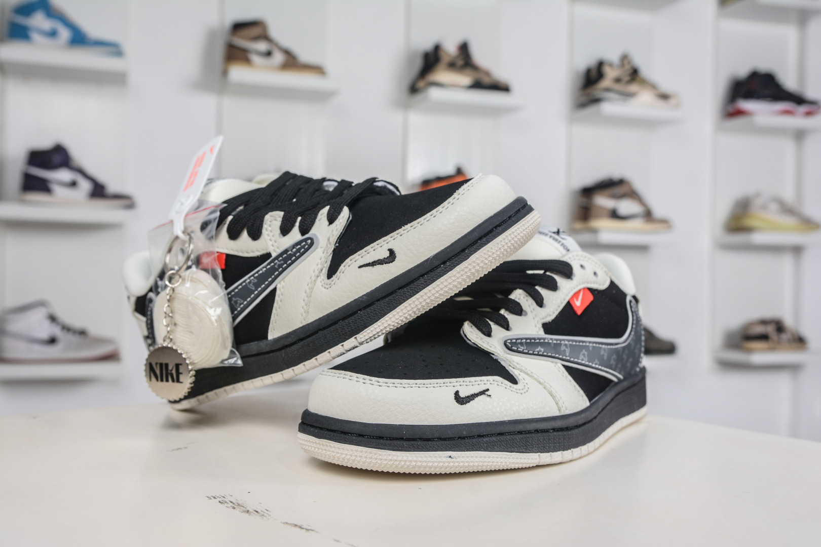 270 TS x Air Jordan x Louis Vuitton AJ1 Low 倒钩低帮LV联名-白黑灰 JW1188-173-Chinese UA Cheap High Quatity Brand Clothes Bags handbags Sneakers wholesale wholesaler seller from China Factory suppliers Fashion Clothing Shoes best Quality Beautiful Price 270 TS x Air Jordan x Louis Vuitton AJ1 Low 倒钩低帮LV联名-白黑灰 JW1188-173