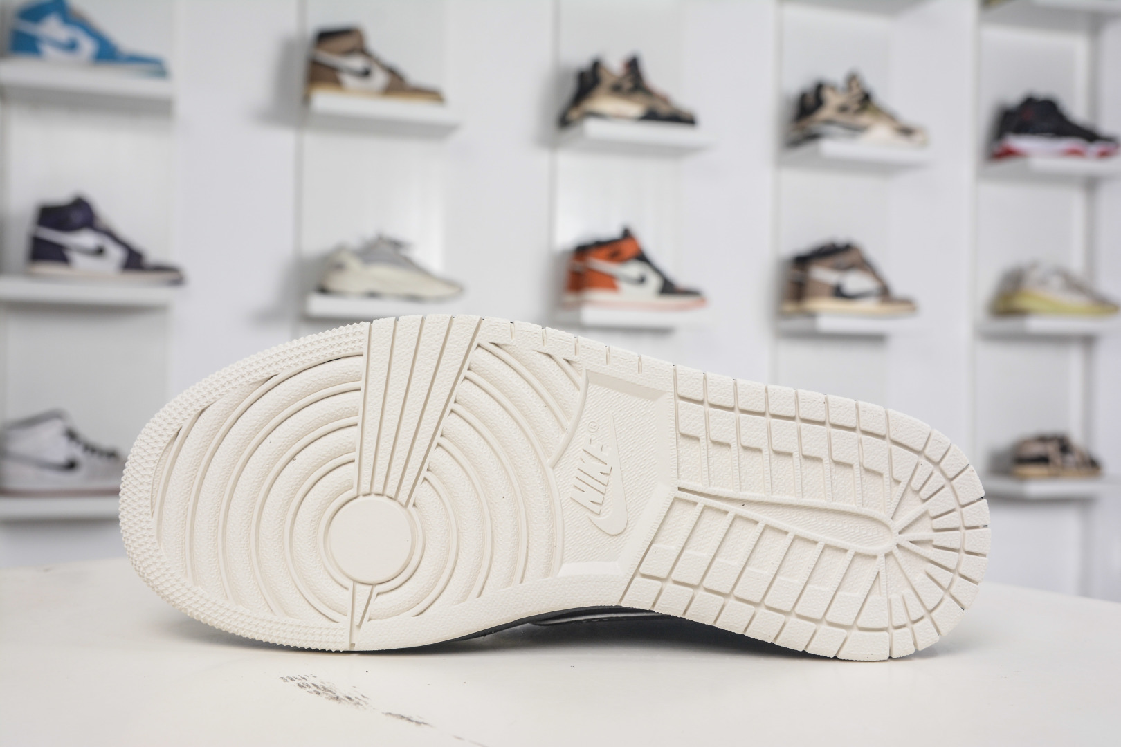 270 TS x Air Jordan x Louis Vuitton AJ1 Low 倒钩低帮LV联名-白黑灰 JW1188-173-Chinese UA Cheap High Quatity Brand Clothes Bags handbags Sneakers wholesale wholesaler seller from China Factory suppliers Fashion Clothing Shoes best Quality Beautiful Price 270 TS x Air Jordan x Louis Vuitton AJ1 Low 倒钩低帮LV联名-白黑灰 JW1188-173