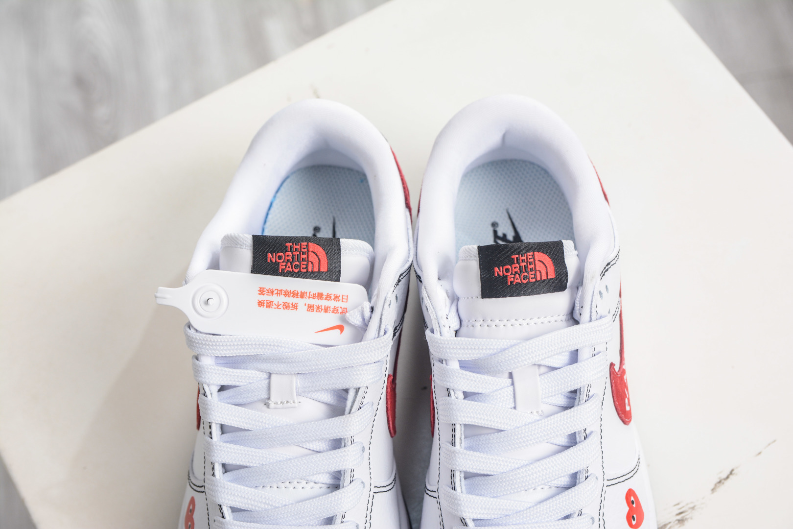 270 Nike SB Dunk Low x CDG PLAY x The North Face 川久保玲北面三方联名-白红黑 YF9511-910-Chinese UA Cheap High Quatity Brand Clothes Bags handbags Sneakers wholesale wholesaler seller from China Factory suppliers Fashion Clothing Shoes best Quality Beautiful Price 270 Nike SB Dunk Low x CDG PLAY x The North Face 川久保玲北面三方联名-白红黑 YF9511-910