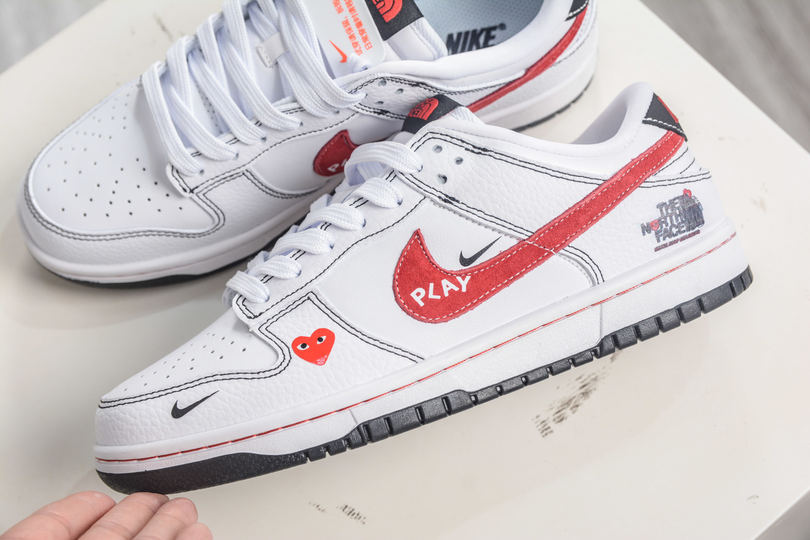 270 Nike SB Dunk Low x CDG PLAY x The North Face 川久保玲北面三方联名-白红黑 YF9511-910-Chinese UA Cheap High Quatity Brand Clothes Bags handbags Sneakers wholesale wholesaler seller from China Factory suppliers Fashion Clothing Shoes best Quality Beautiful Price 270 Nike SB Dunk Low x CDG PLAY x The North Face 川久保玲北面三方联名-白红黑 YF9511-910