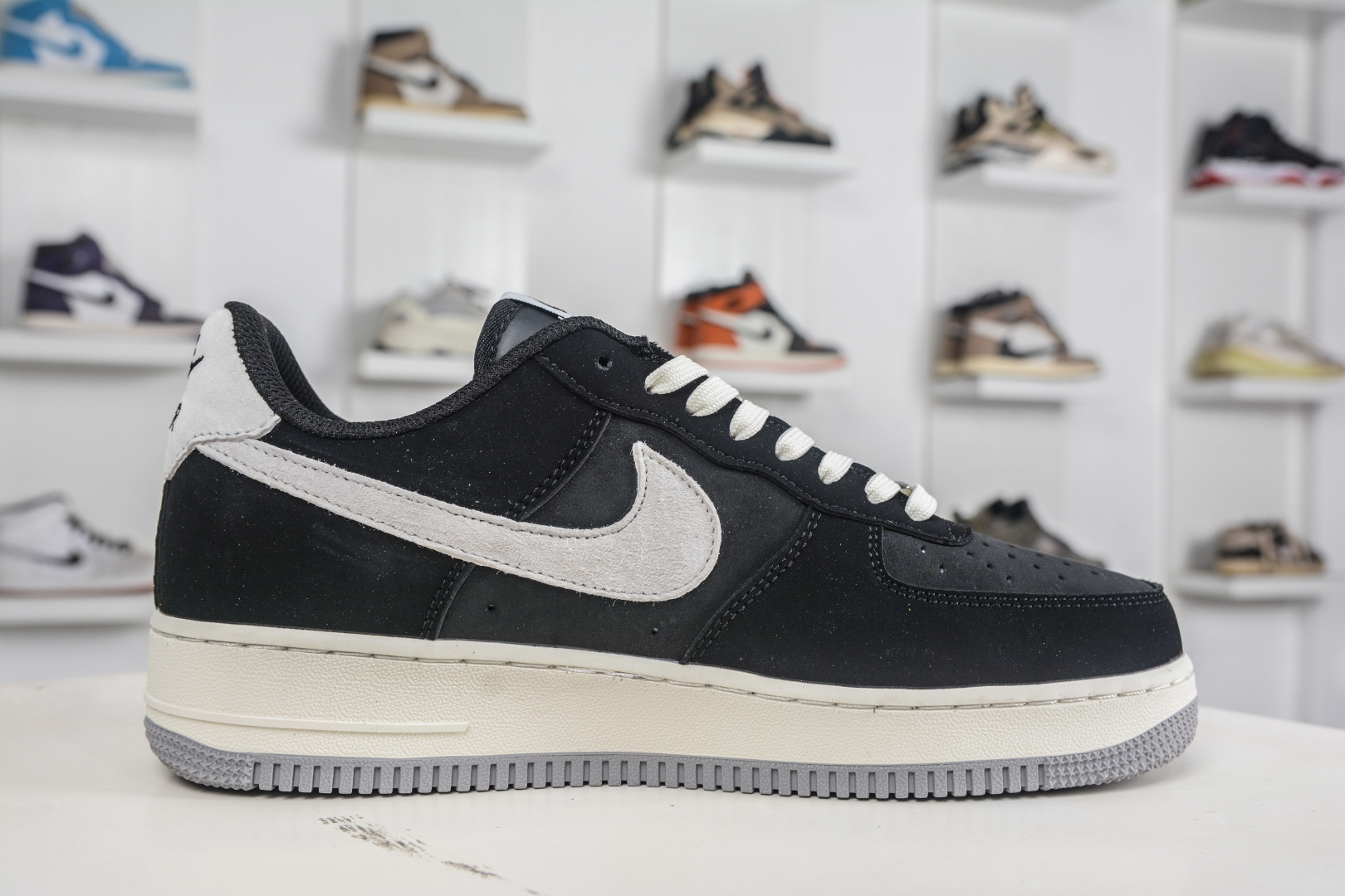 260 NIke Air Force 1 '07 Low 墨黑灰白 FQ3544-001