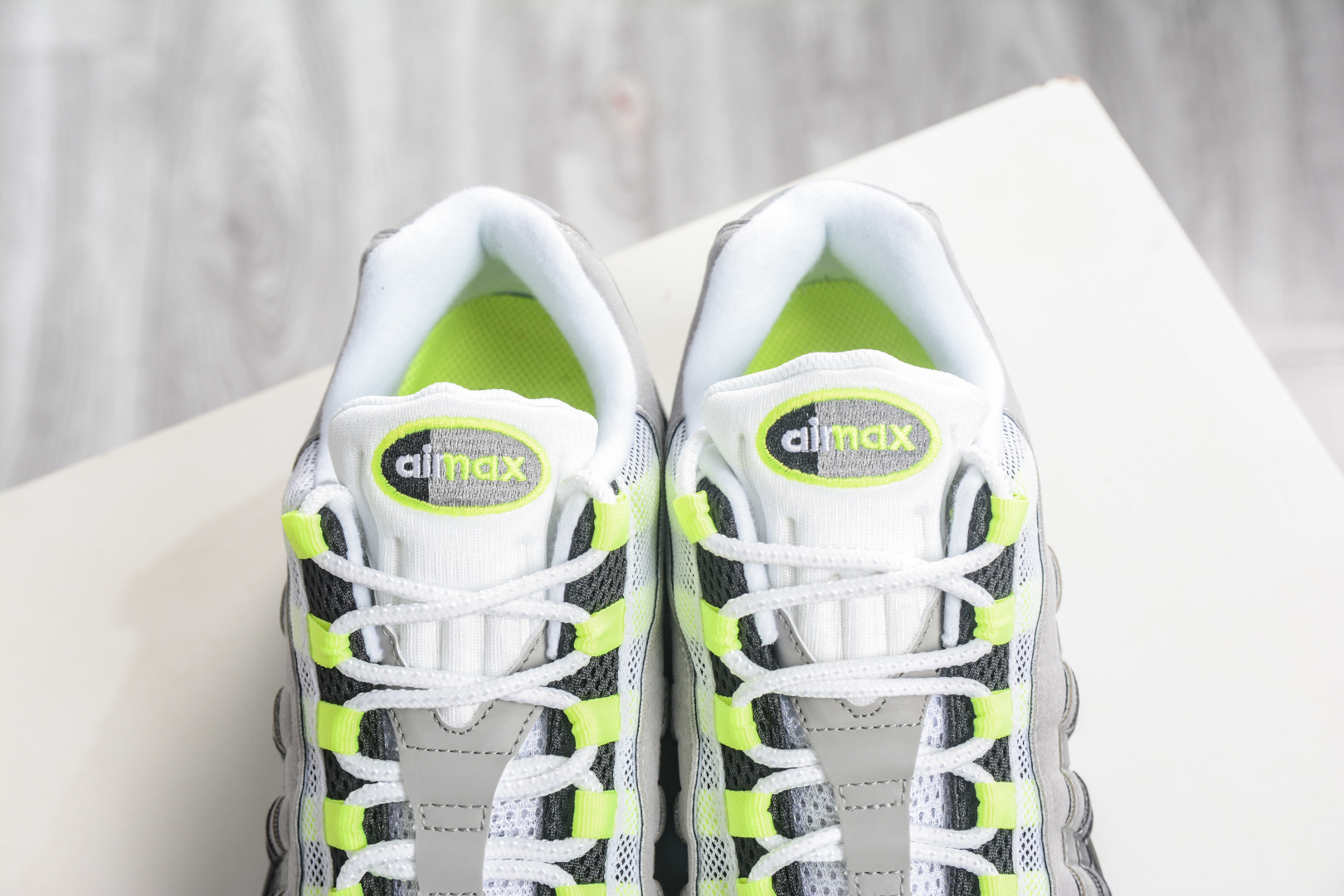 330 SF版NK Air Max 95 复古减震气垫跑鞋 复刻灰绿 HM4740-001-Chinese UA Cheap High Quatity Brand Clothes Bags handbags Sneakers wholesale wholesaler seller from China Factory suppliers Fashion Clothing Shoes best Quality Beautiful Price 330 SF版NK Air Max 95 复古减震气垫跑鞋 复刻灰绿 HM4740-001
