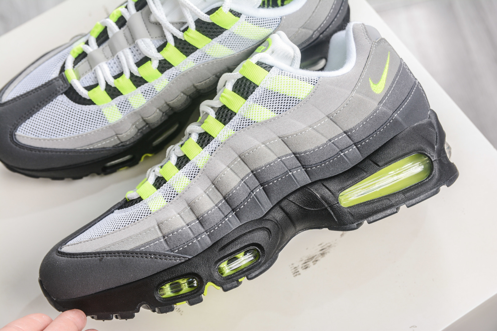 330 SF版NK Air Max 95 复古减震气垫跑鞋 复刻灰绿 HM4740-001-Chinese UA Cheap High Quatity Brand Clothes Bags handbags Sneakers wholesale wholesaler seller from China Factory suppliers Fashion Clothing Shoes best Quality Beautiful Price 330 SF版NK Air Max 95 复古减震气垫跑鞋 复刻灰绿 HM4740-001