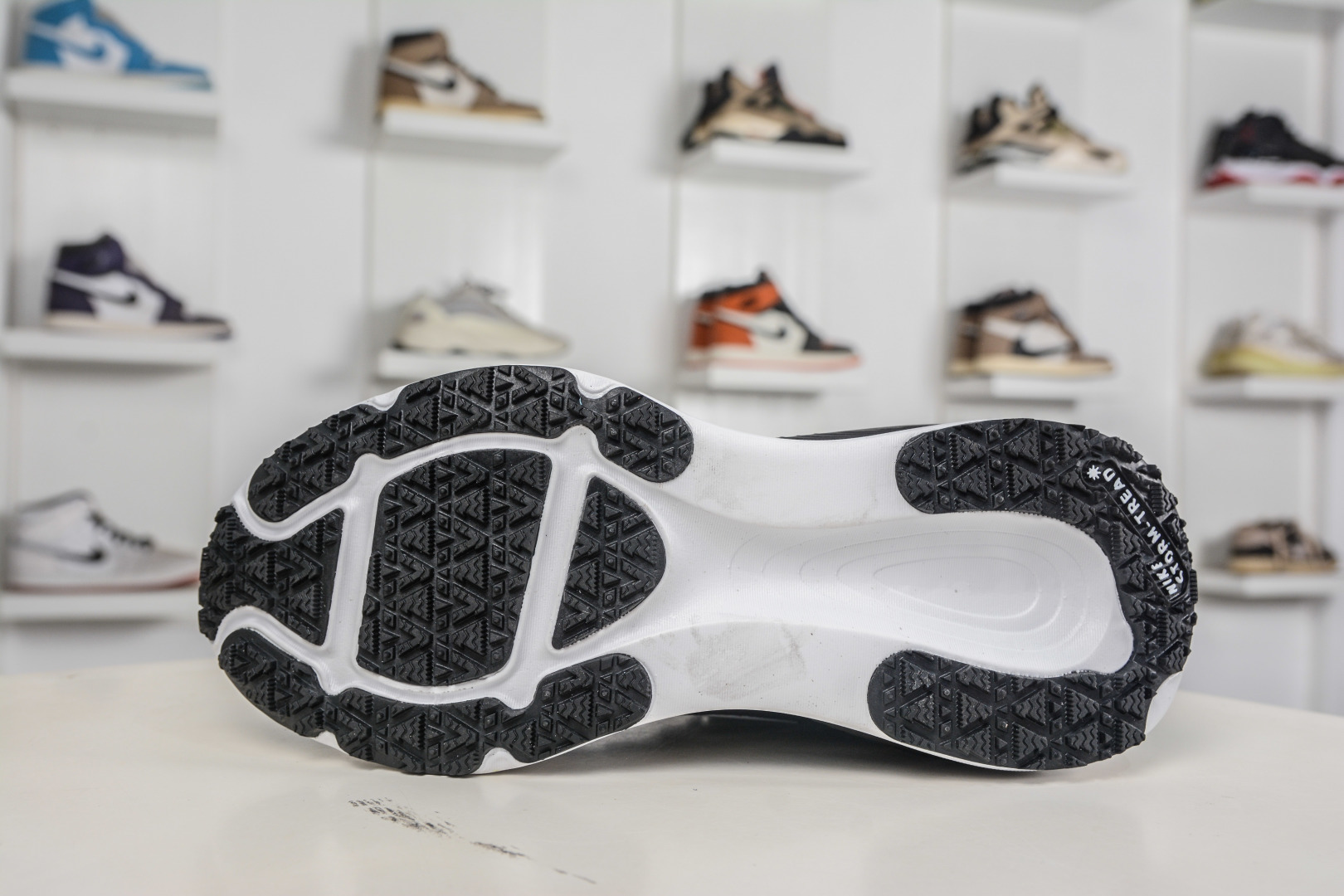 180 Nike Air Zoom Vomero 18 GTX HQ7002-002-Chinese UA Cheap High Quatity Brand Clothes Bags handbags Sneakers wholesale wholesaler seller from China Factory suppliers Fashion Clothing Shoes best Quality Beautiful Price 180 Nike Air Zoom Vomero 18 GTX HQ7002-002