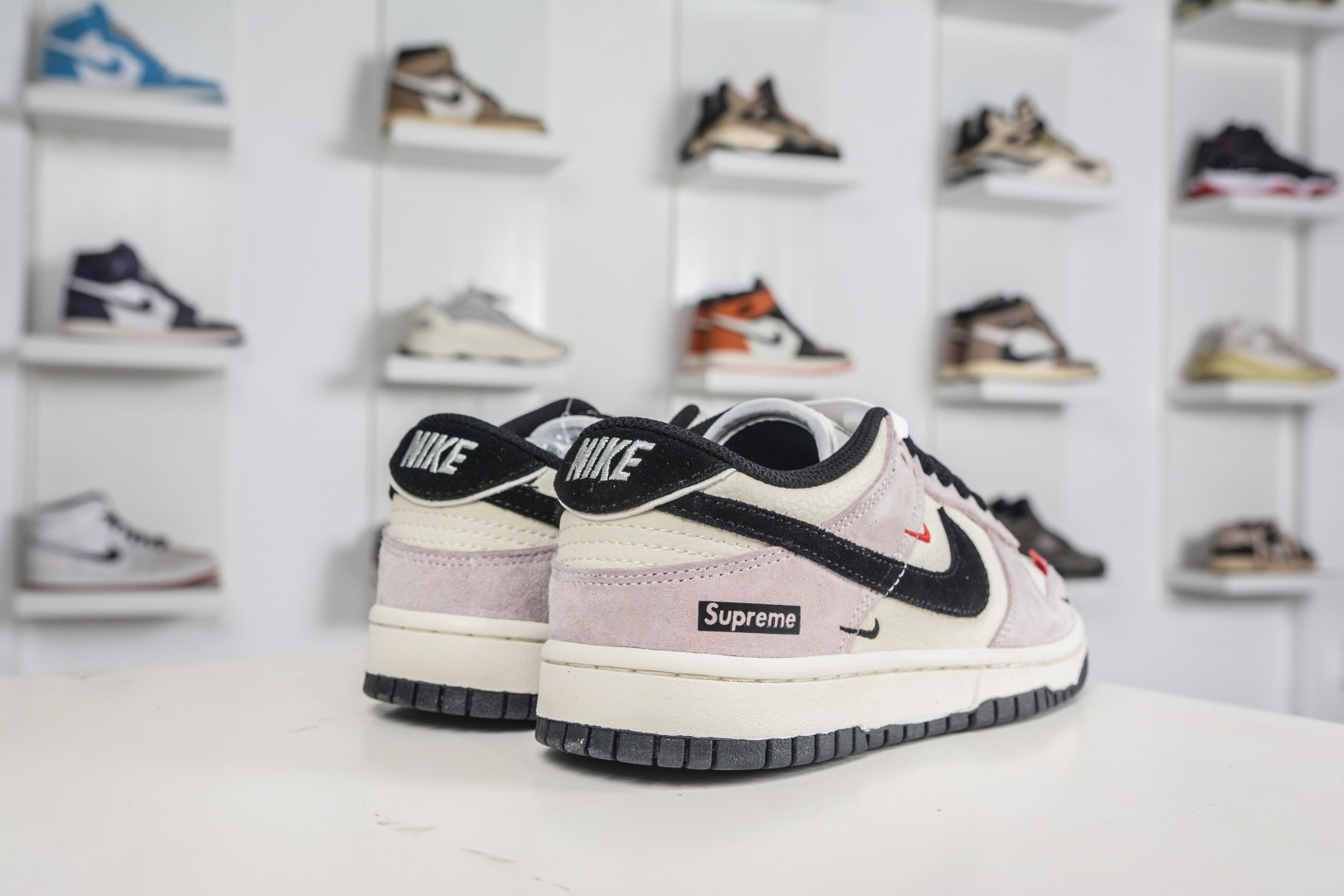 270 Nike SB Dunk Low x Superme SUP联名-米粉黑猪八革 DN3168-018-Chinese UA Cheap High Quatity Brand Clothes Bags handbags Sneakers wholesale wholesaler seller from China Factory suppliers Fashion Clothing Shoes best Quality Beautiful Price 270 Nike SB Dunk Low x Superme SUP联名-米粉黑猪八革 DN3168-018