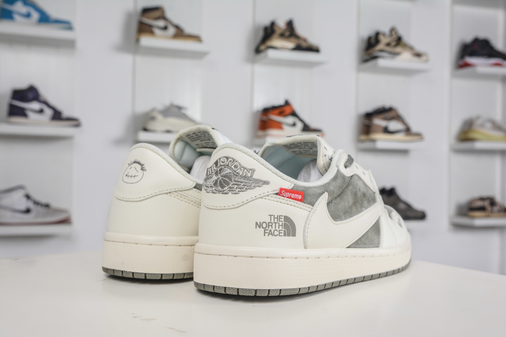 270 The North Face x Supreme x Travis Scott x Air Jordan 1 Low乔丹1代低帮倒钩北面Sup联名-米白灰绿 DM7866-128-Chinese UA Cheap High Quatity Brand Clothes Bags handbags Sneakers wholesale wholesaler seller from China Factory suppliers Fashion Clothing Shoes best Quality Beautiful Price 270 The North Face x Supreme x Travis Scott x Air Jordan 1 Low乔丹1代低帮倒钩北面Sup联名-米白灰绿 DM7866-128