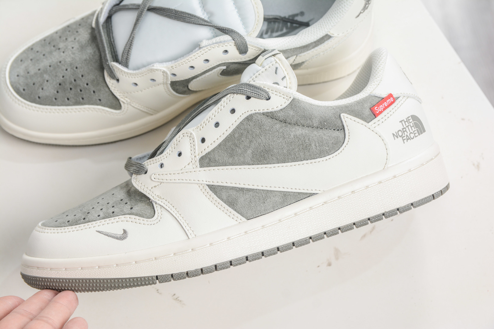 270 The North Face x Supreme x Travis Scott x Air Jordan 1 Low乔丹1代低帮倒钩北面Sup联名-米白灰绿 DM7866-128-Chinese UA Cheap High Quatity Brand Clothes Bags handbags Sneakers wholesale wholesaler seller from China Factory suppliers Fashion Clothing Shoes best Quality Beautiful Price 270 The North Face x Supreme x Travis Scott x Air Jordan 1 Low乔丹1代低帮倒钩北面Sup联名-米白灰绿 DM7866-128
